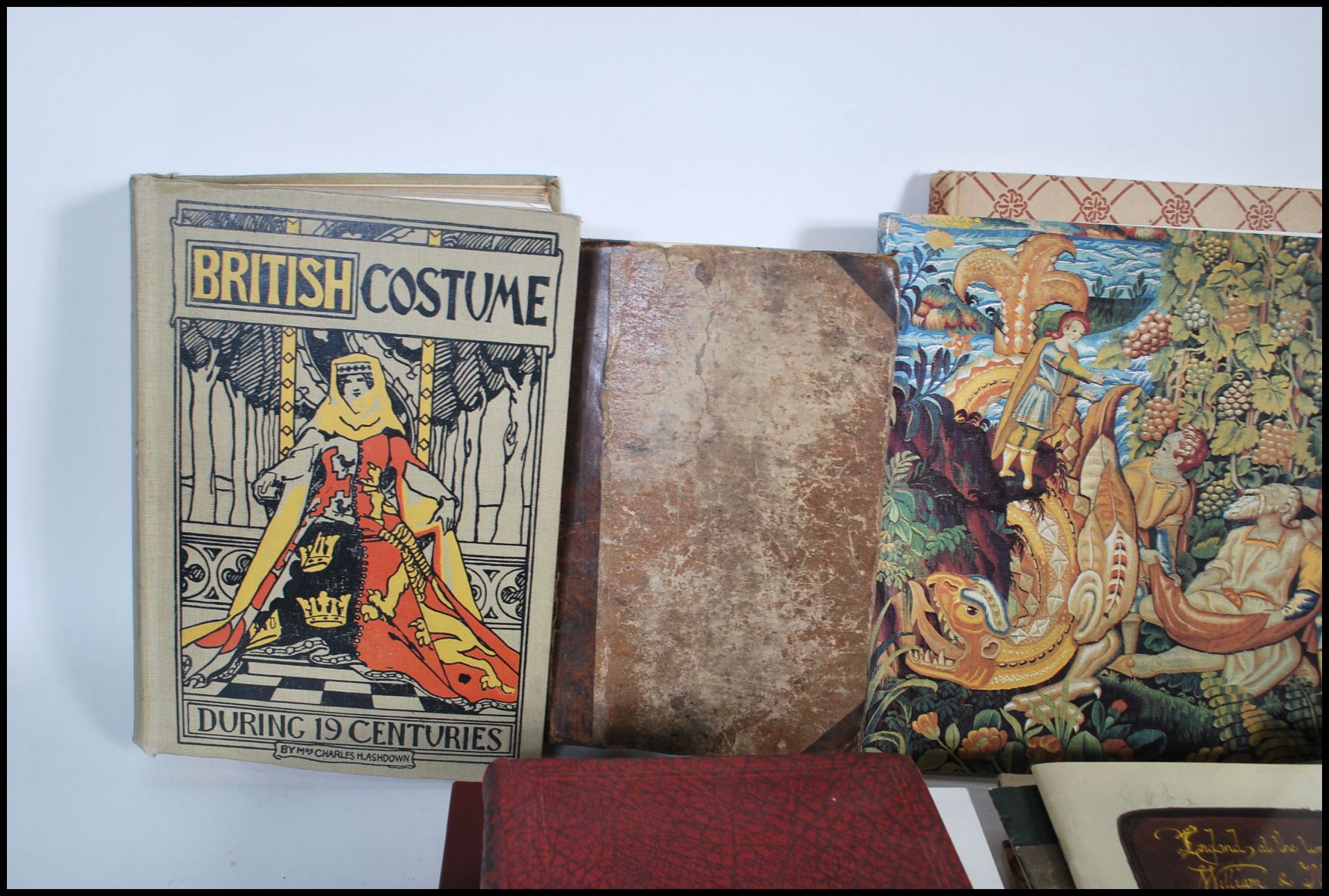 A collection of vintage and antique fashion and costume related books, most being illustrated to - Bild 2 aus 6