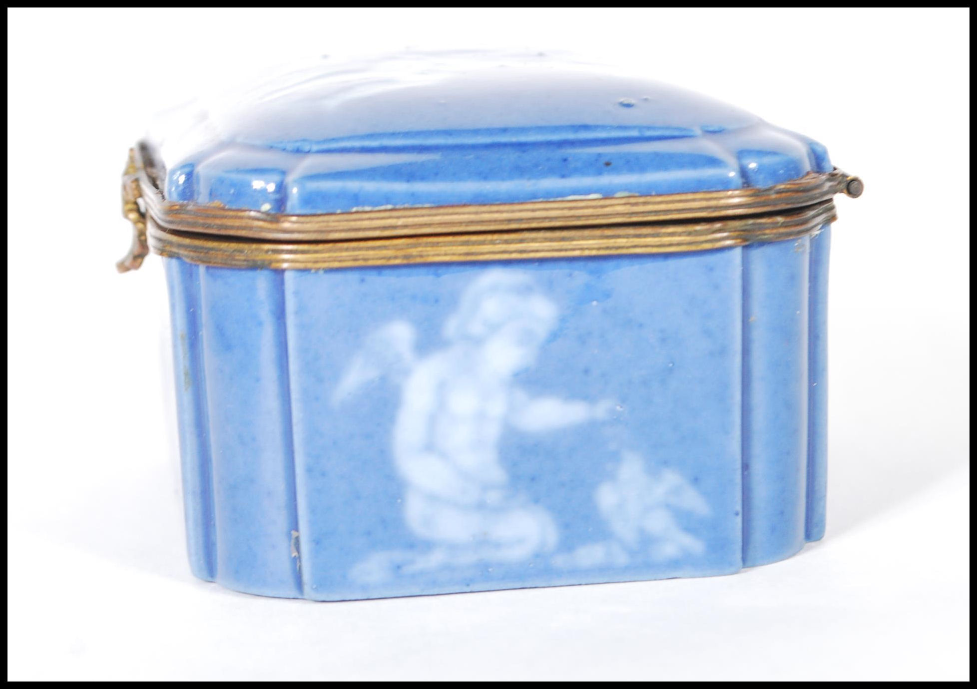 An early 20th Century continental German porcelain blue ceramic casket / trinket box with a pat - Image 6 of 9