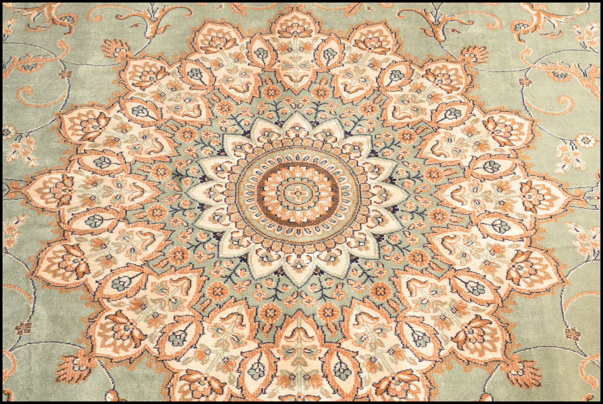 A large Persian floor carpet Keshan rug having a green ground with geometric borders and central - Bild 2 aus 5