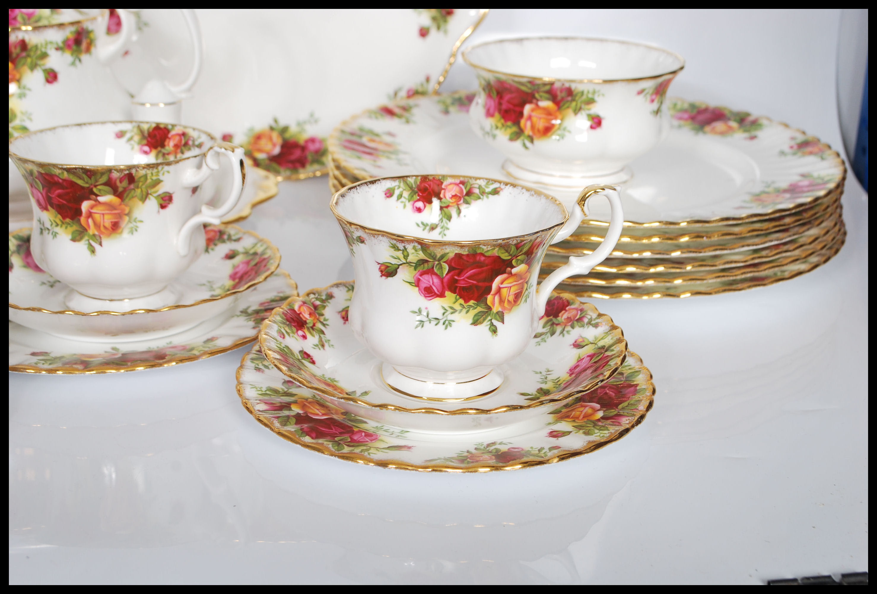 A Royal Albert bone China dinner / tea service in the Country Roses pattern. Consisting of dinner - Image 9 of 10