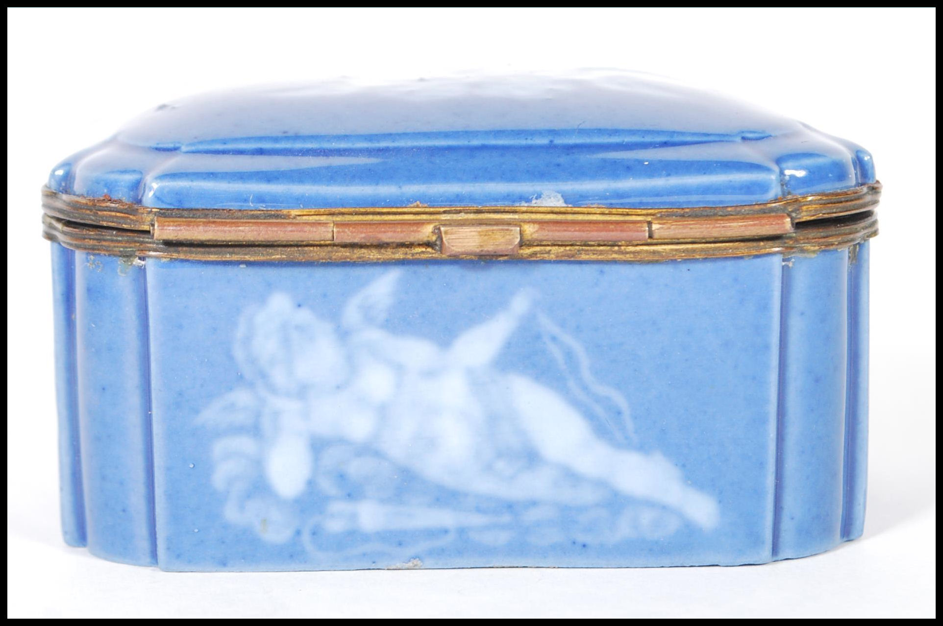 An early 20th Century continental German porcelain blue ceramic casket / trinket box with a pat - Image 5 of 9