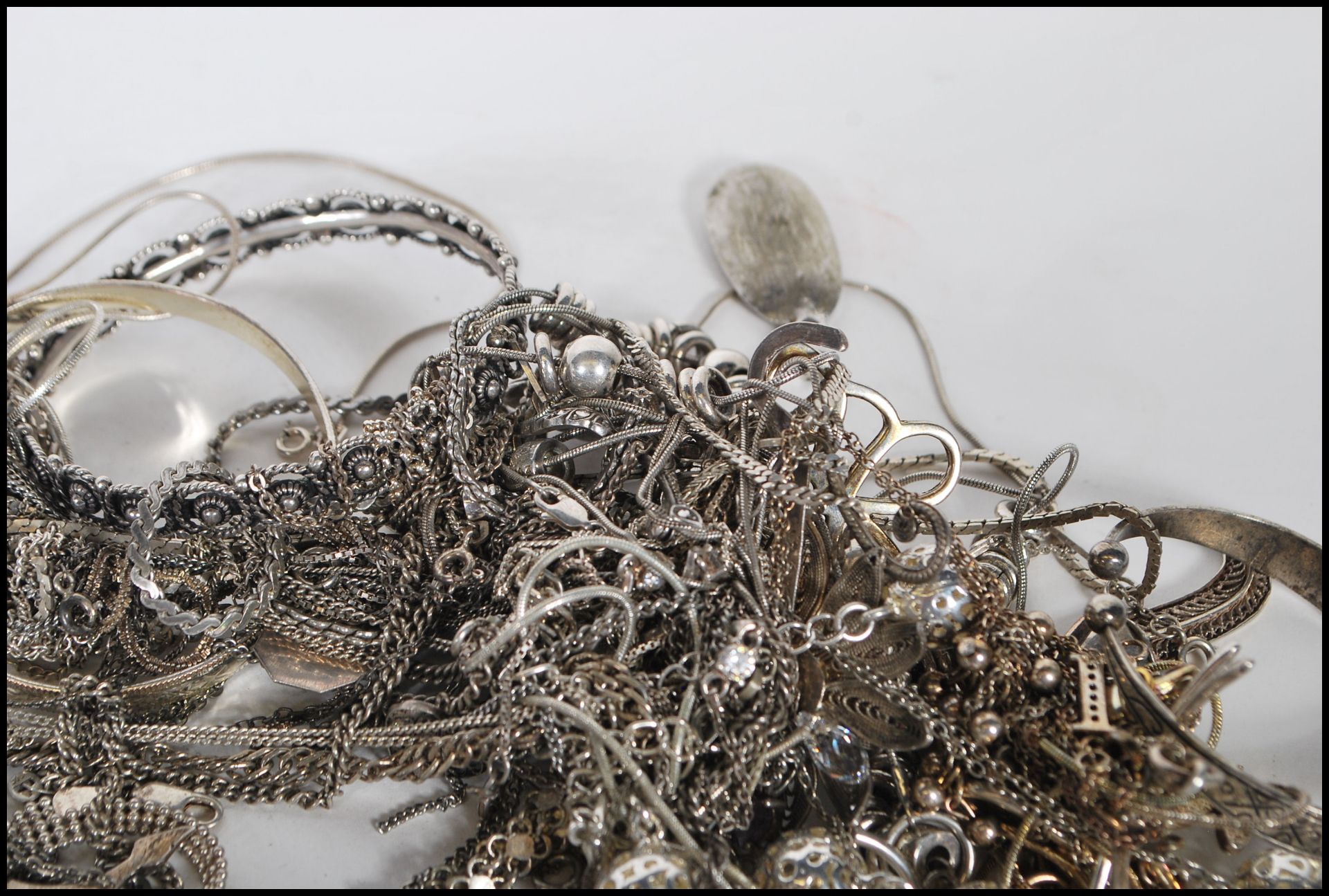A large collection of silver and silver white metal jewellery to include a good selection of - Bild 6 aus 9