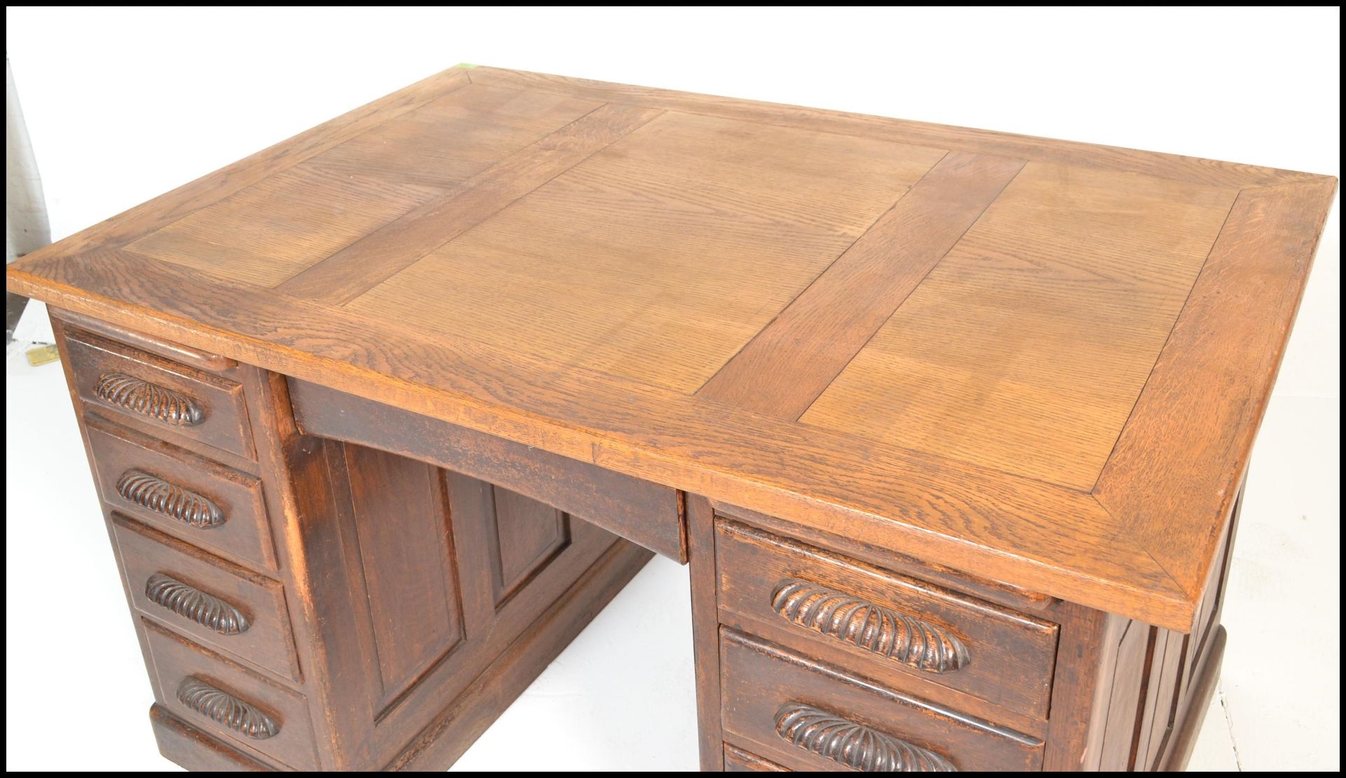 An early to mid 20th Century oak partners twin pedestal desk. Raised on twin pedestals with large - Bild 3 aus 7