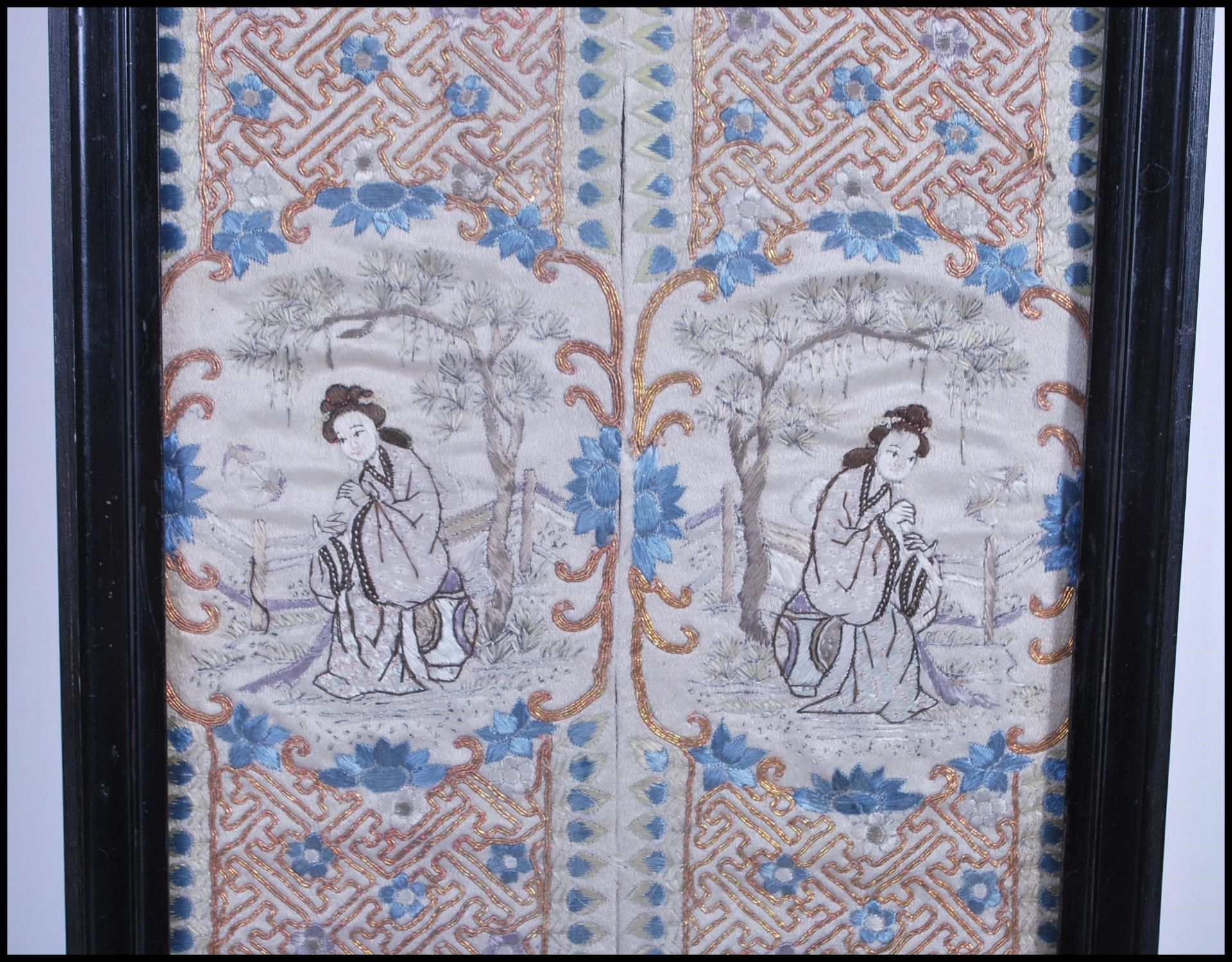 A late 19th Century early 20th Century Chinese embroidered silk sleeve depicting female figures in - Bild 3 aus 5
