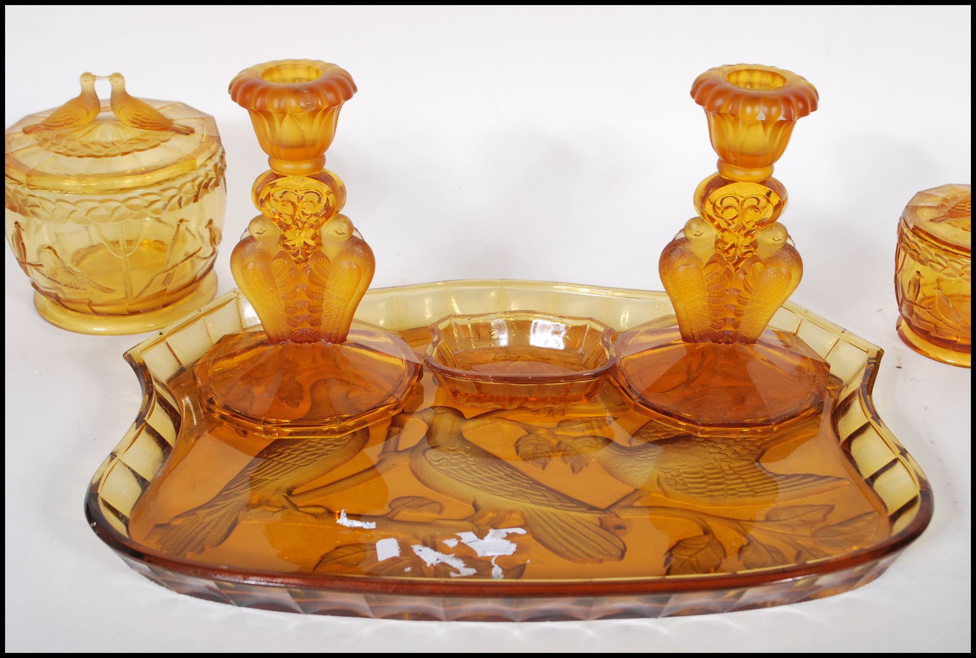 An early 20th Century Art Deco 1930's amber glass dressing table vanity set consisting of - Bild 3 aus 5