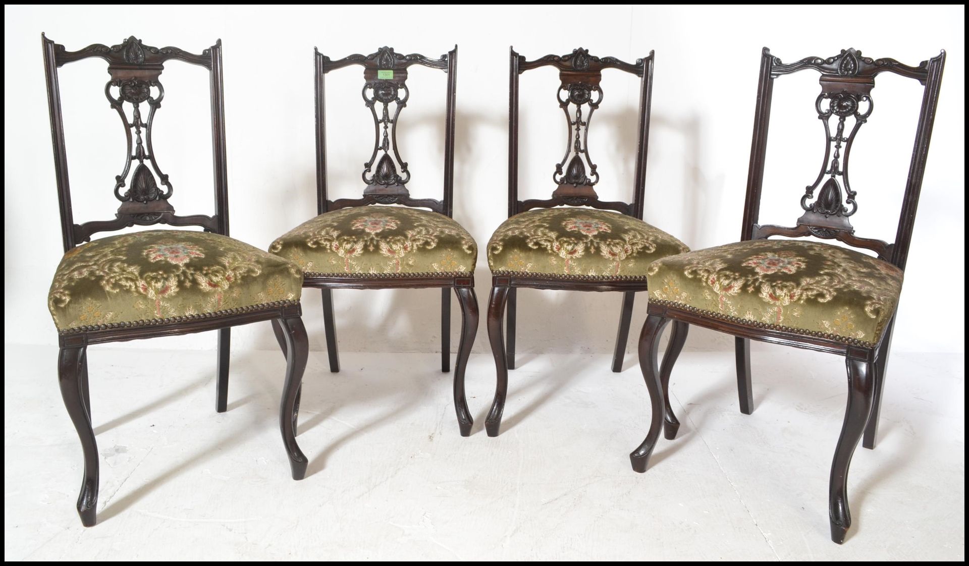 Set of four early 20th Century Edwardian inlaid salon dining chairs, with fret pierced backrests and - Bild 7 aus 8