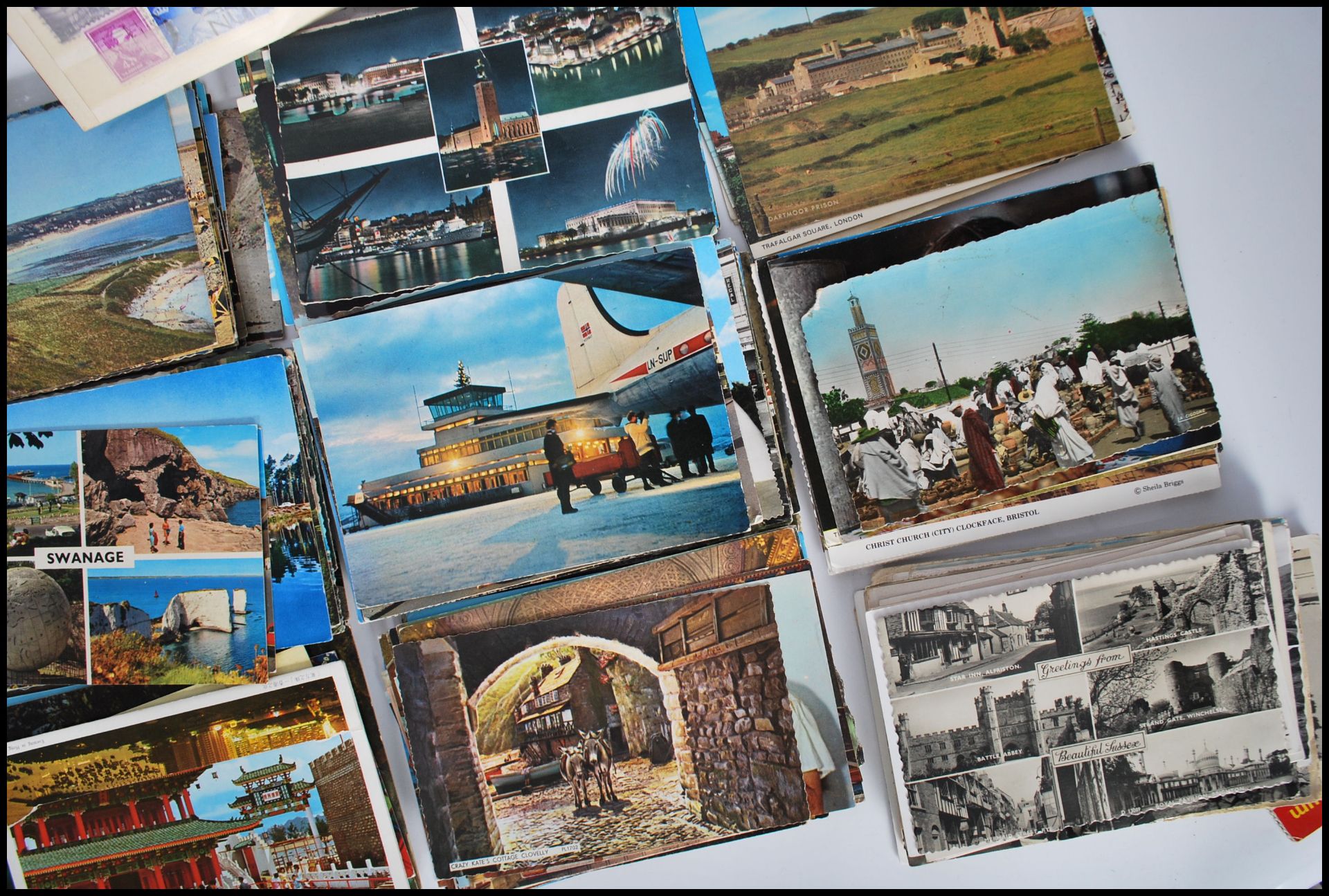 A collection of mid to late 20th Century postcards dating from the mid to late 20th Century to - Bild 5 aus 5