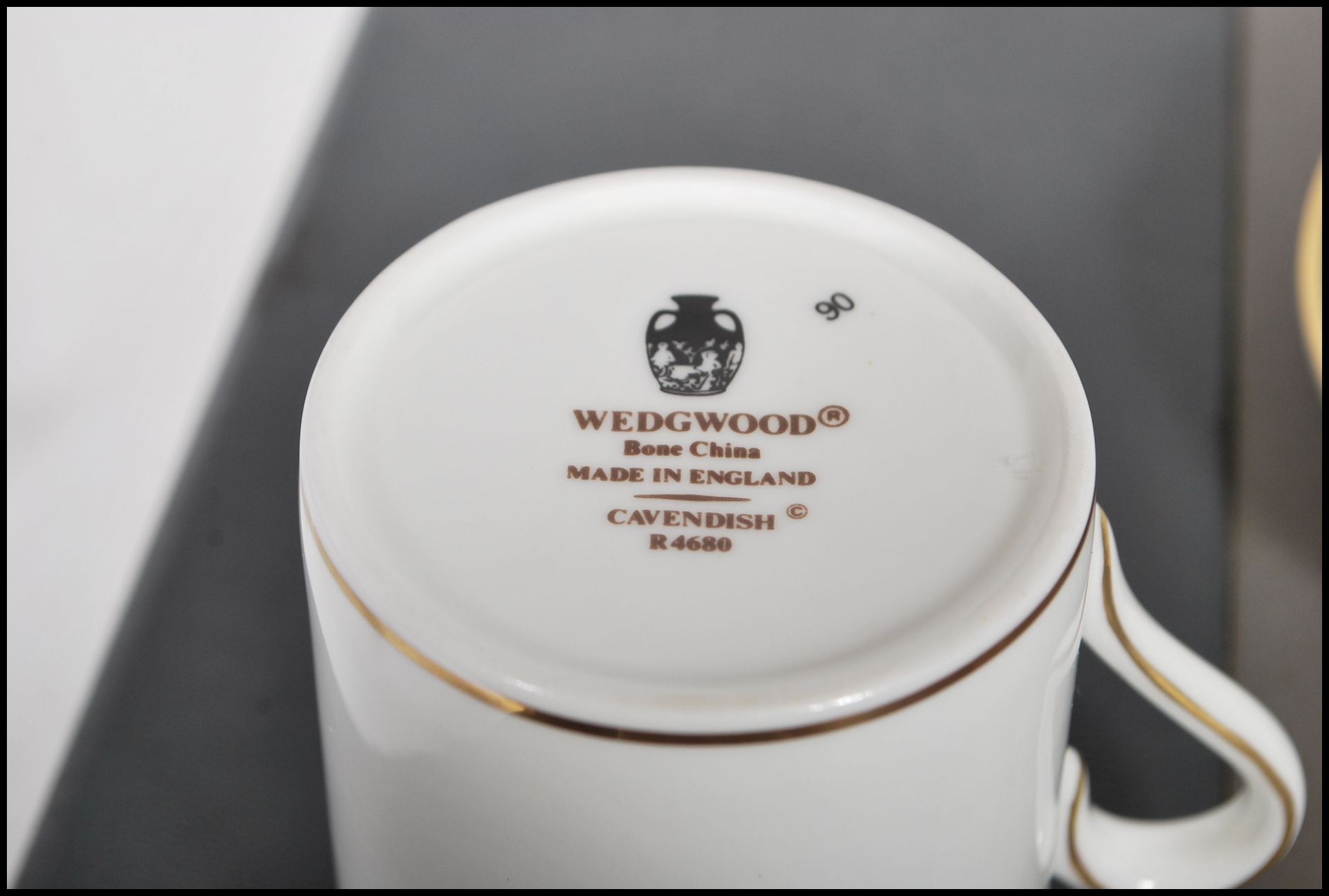 A cased Wedgwood bone China coffee can service for six in the Cavendish pattern. Gilt and cobalt - Bild 5 aus 7