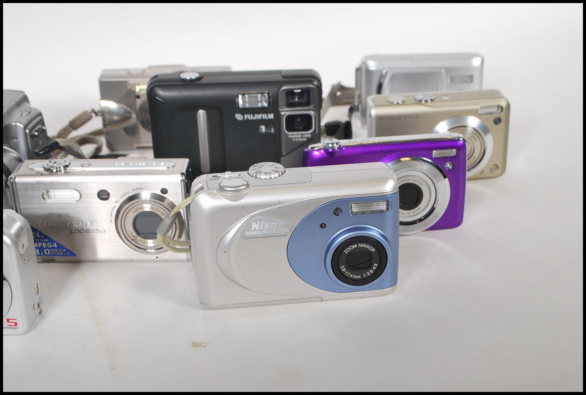 A collection of digital cameras to include makes from Fuji, Lumicorn, Premier, Konica, Polaroid, - Bild 5 aus 10