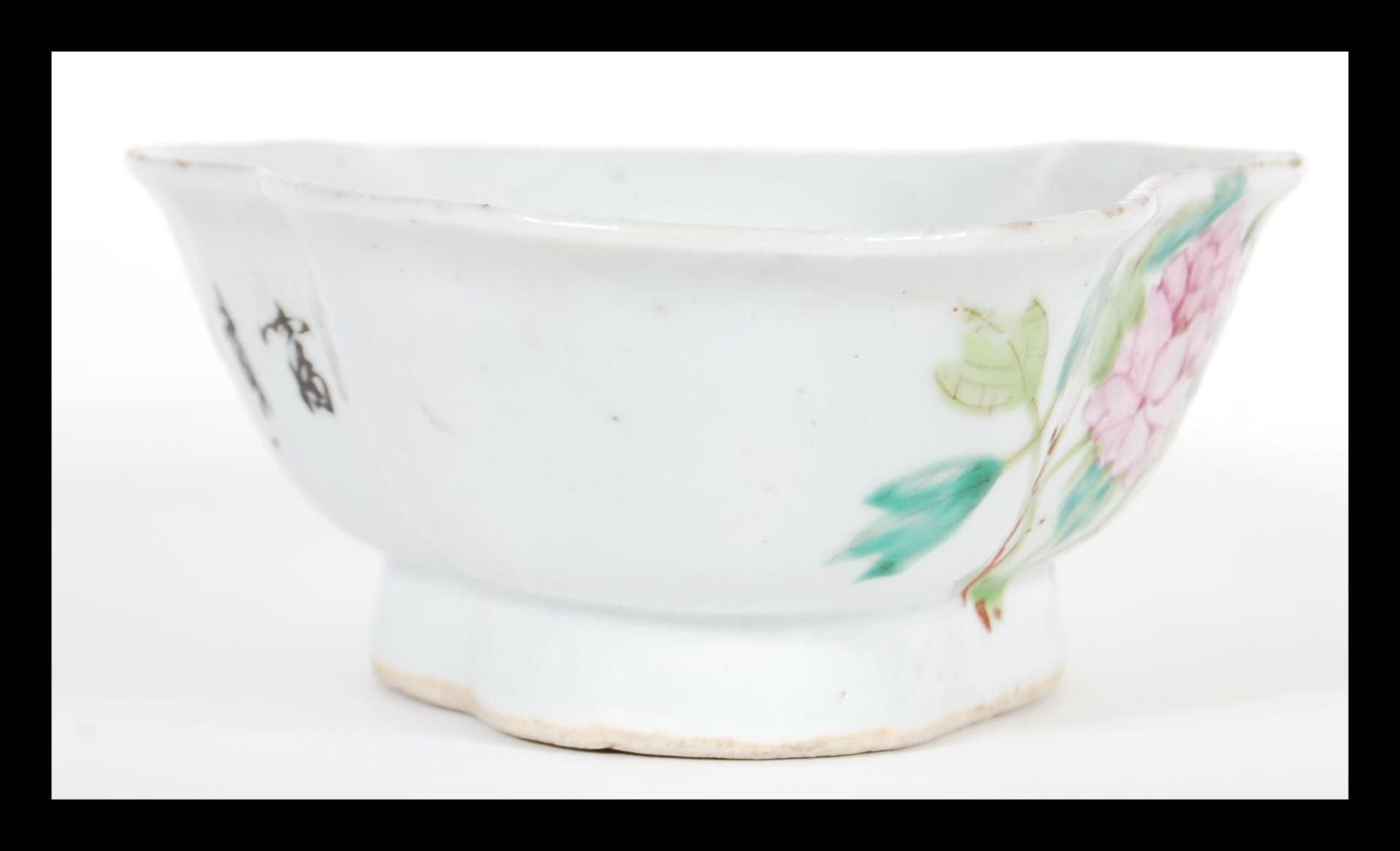 An early 20th Century Chinese porcelain bowl of scalloped form having hand painted decoration - Image 2 of 5