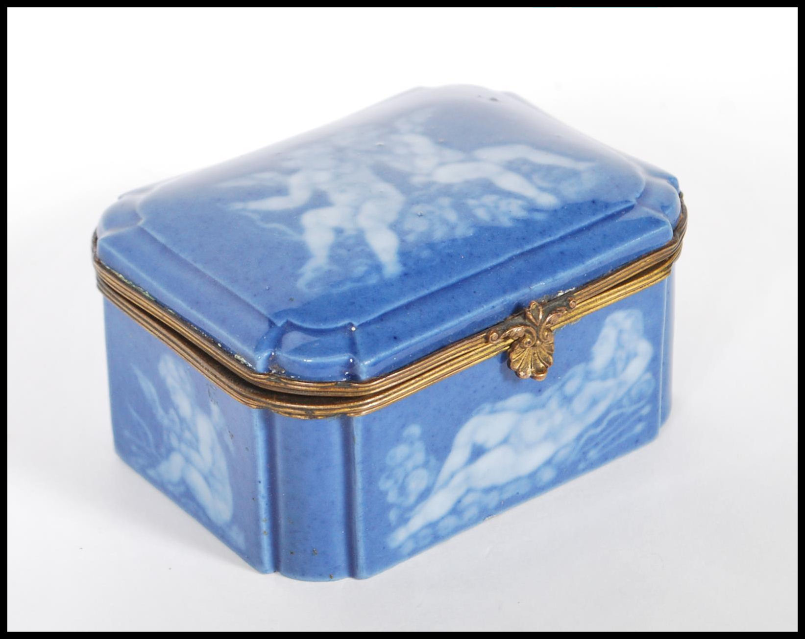 An early 20th Century continental German porcelain blue ceramic casket / trinket box with a pat - Image 2 of 9