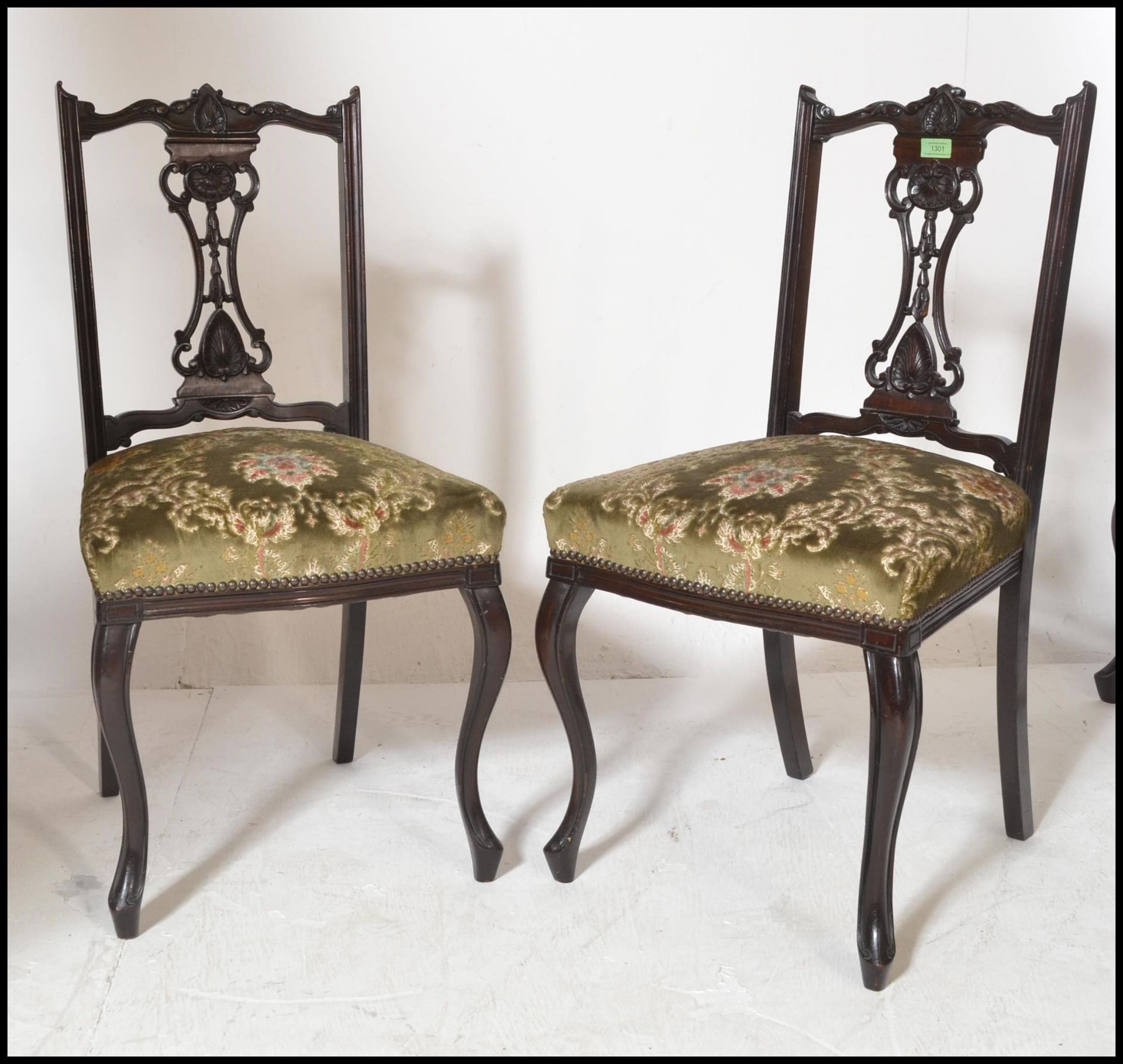 Set of four early 20th Century Edwardian inlaid salon dining chairs, with fret pierced backrests and - Bild 4 aus 8