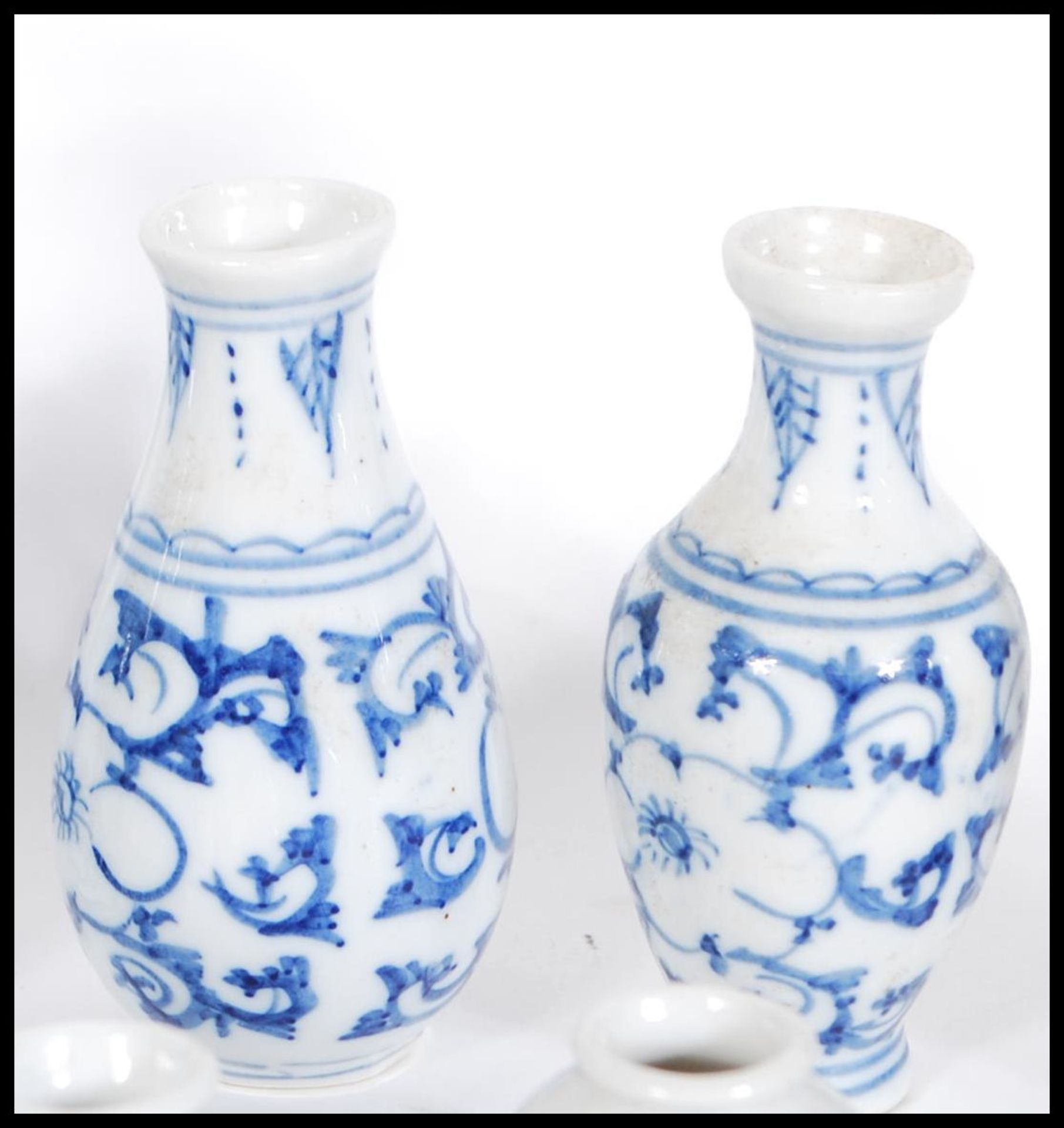 A group of 20th Century blue and white miniature o - Bild 7 aus 17
