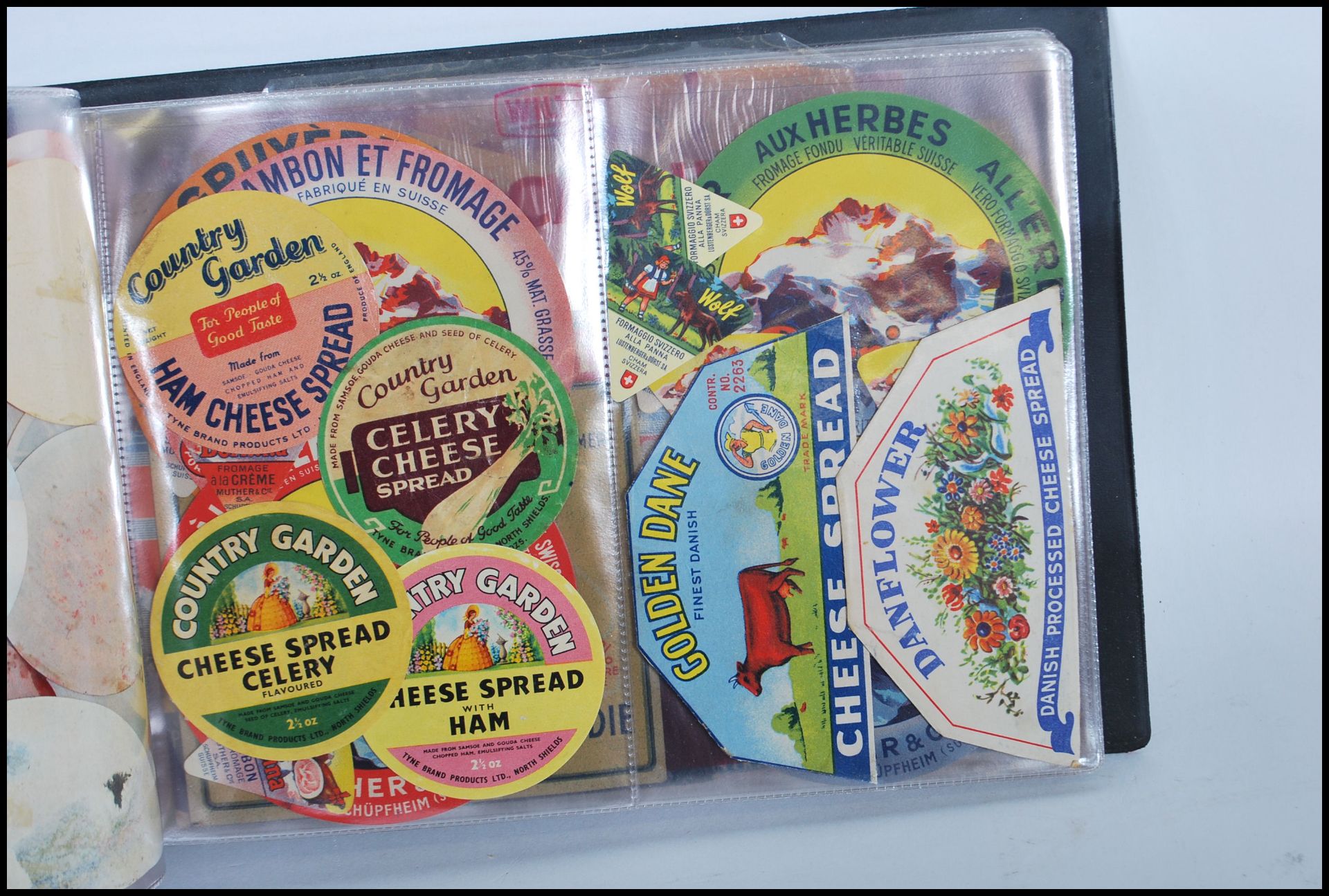 A vast collection of vintage 20th Century Cheese Labels from across Europe and England to include - Bild 16 aus 17