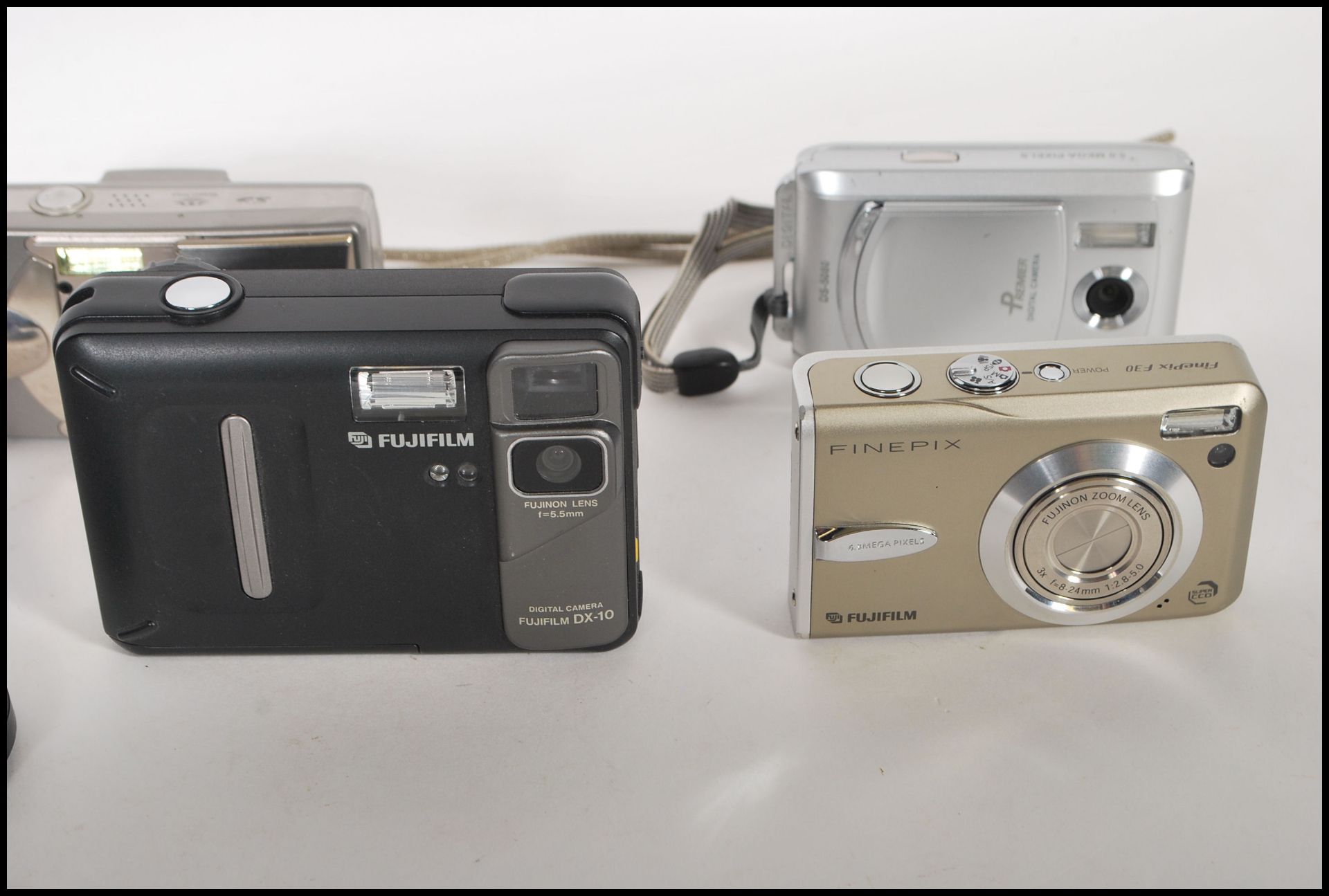 A collection of digital cameras to include makes from Fuji, Lumicorn, Premier, Konica, Polaroid, - Bild 9 aus 10