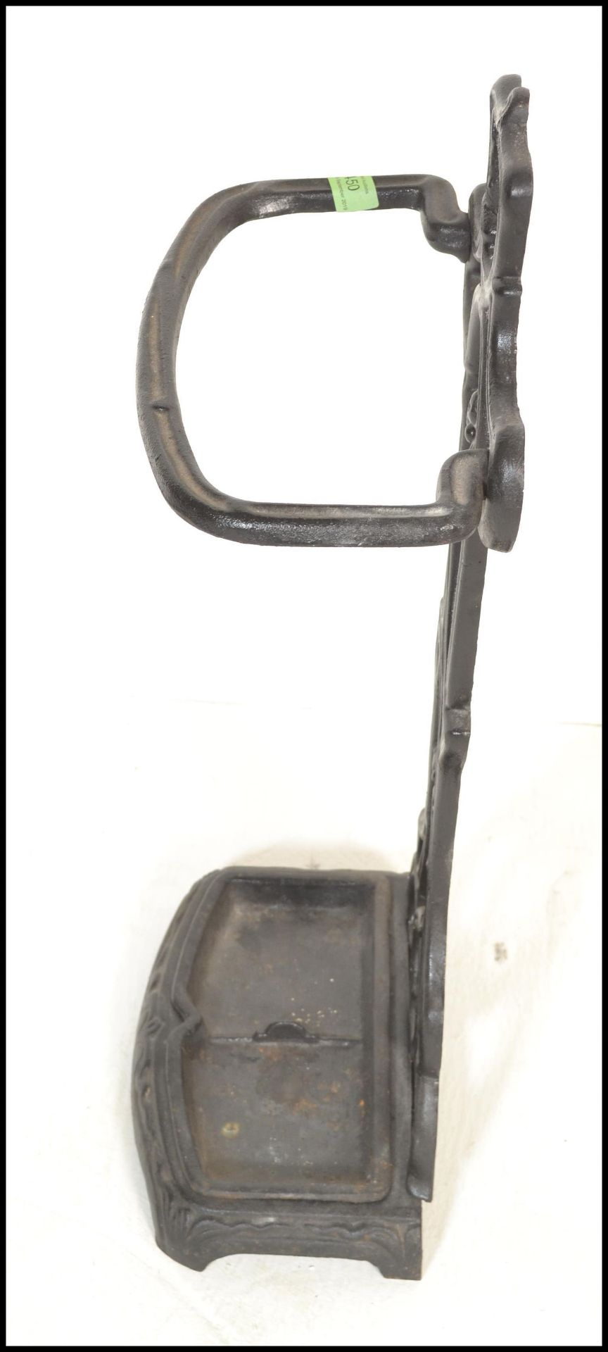 A 20th Century cast iron two sectional stick stand in the manner of Coalbrookdale having an ebonised - Bild 6 aus 6