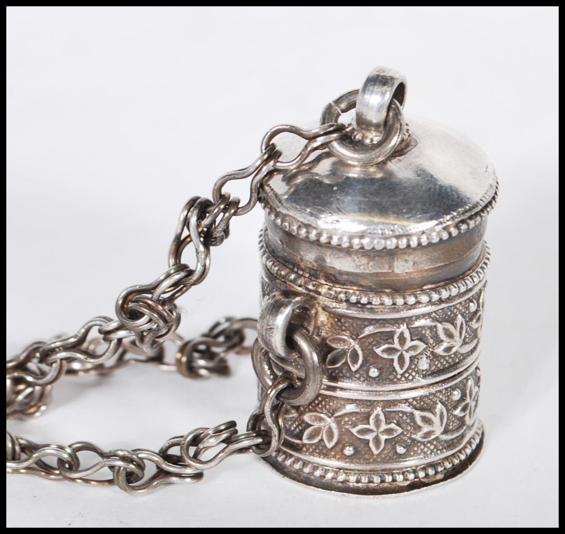 A 20th Century oriental silver white metal snuff / betel box of cylindrical form having sectional - Bild 2 aus 7