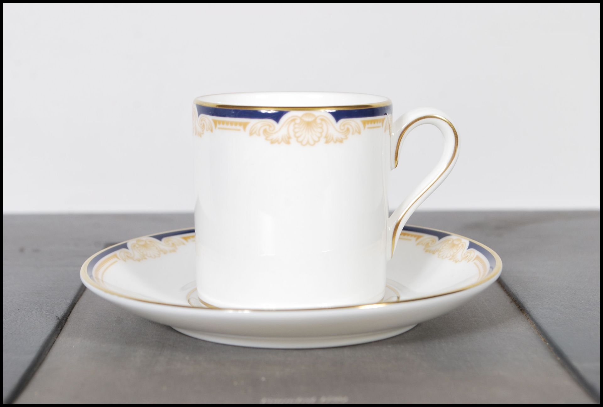 A cased Wedgwood bone China coffee can service for six in the Cavendish pattern. Gilt and cobalt - Bild 3 aus 7