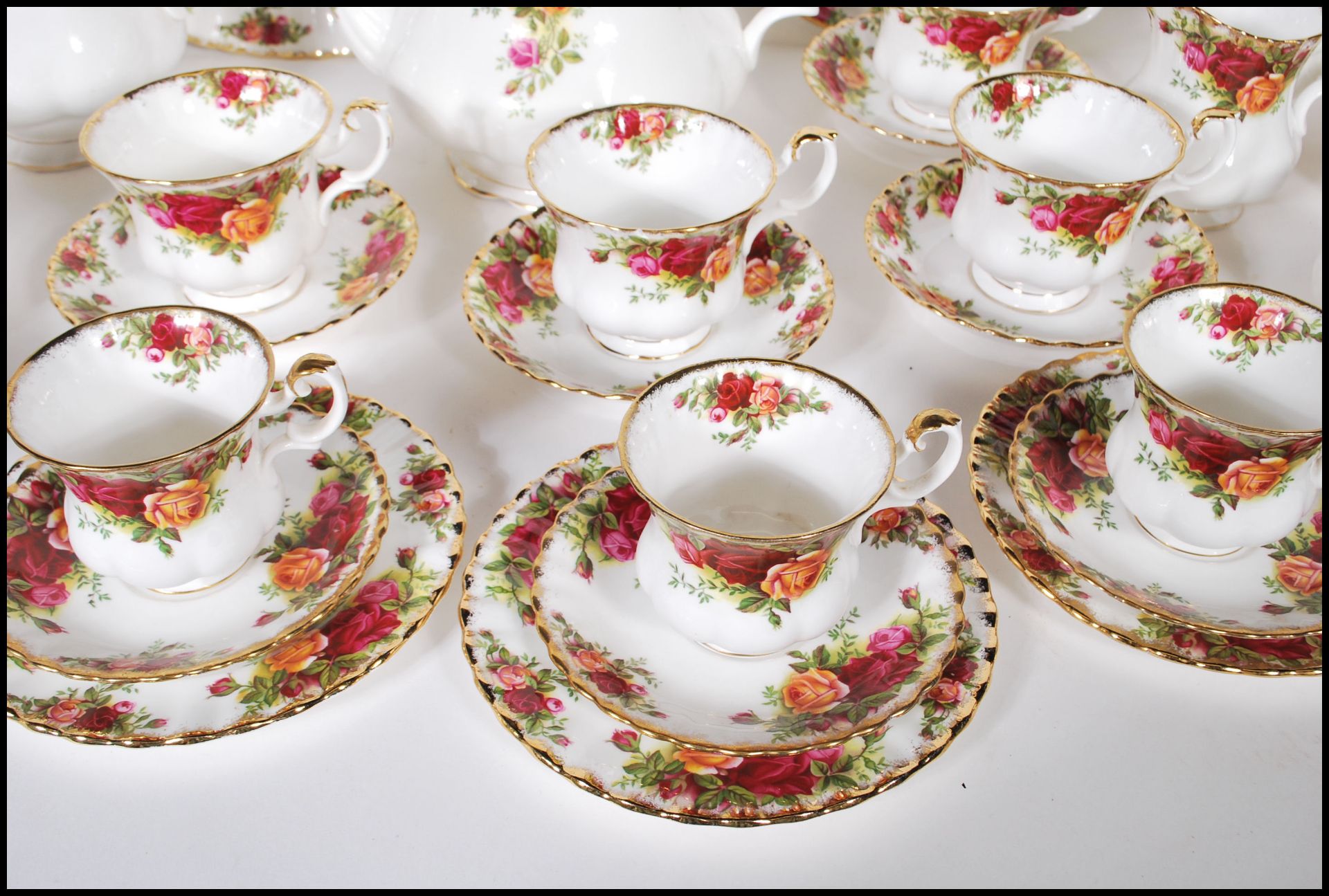 An extensive Royal Albert Old Country Roses tea service / dinner service having a white ground - Bild 7 aus 11