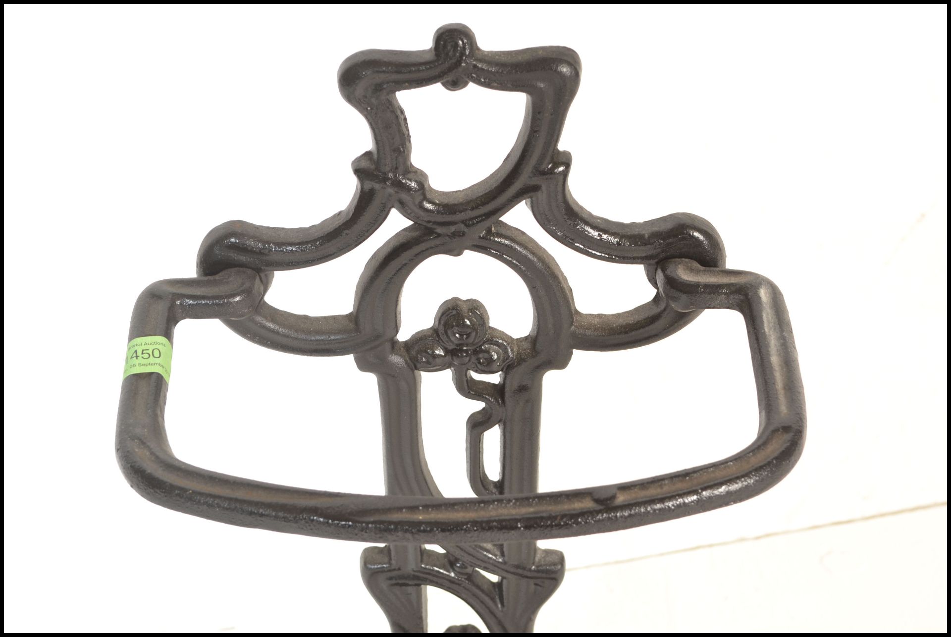A 20th Century cast iron two sectional stick stand in the manner of Coalbrookdale having an ebonised - Bild 4 aus 6