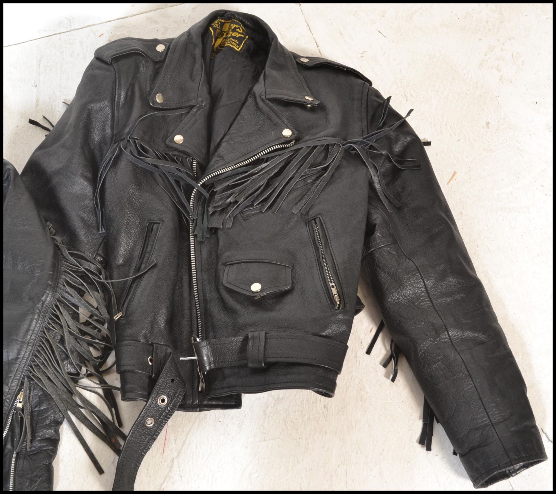 Two leather jackets both having tassels to the arms and backs with one having tassels to the - Bild 3 aus 7