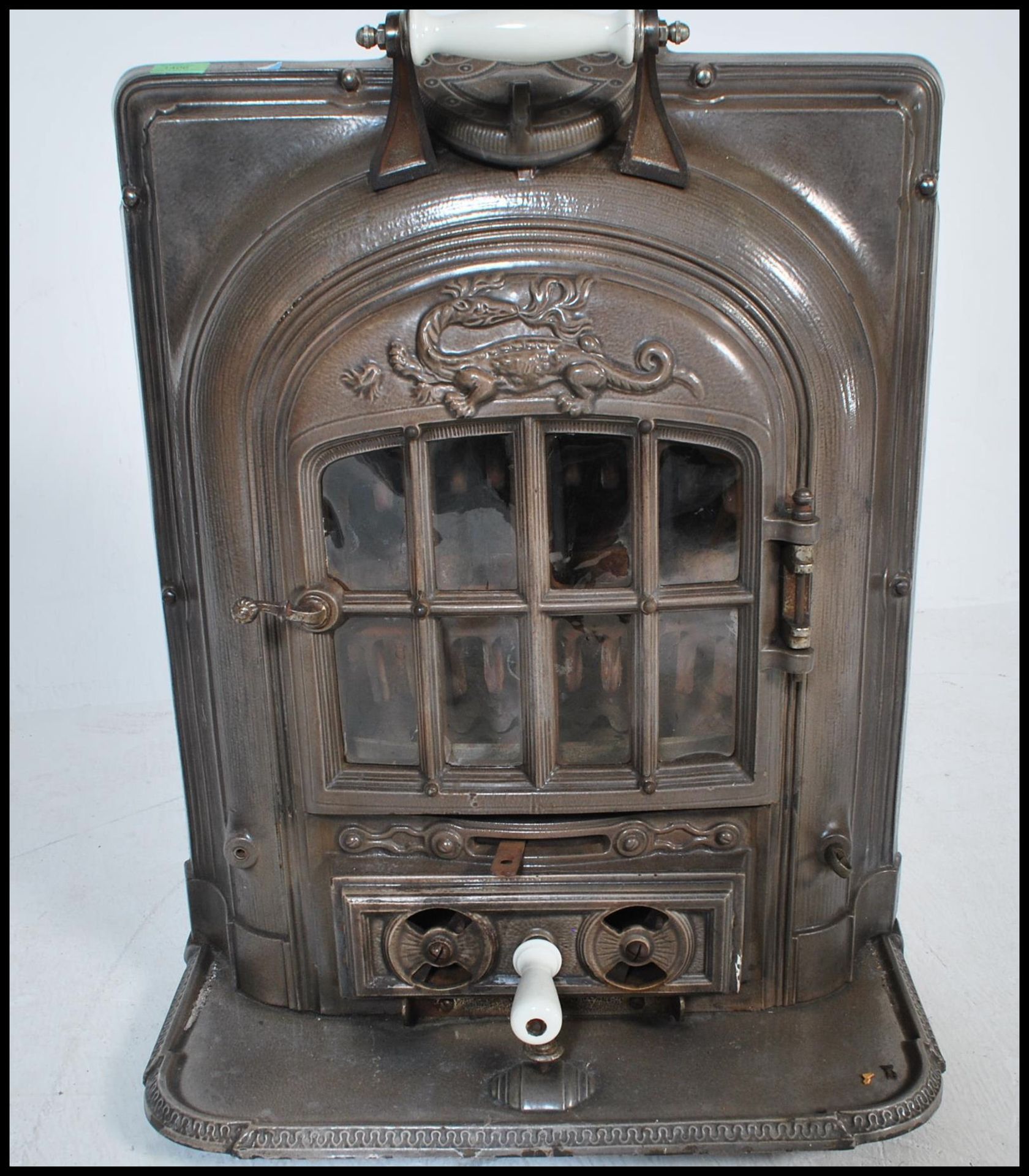 An early 20th Century La Salamandre antique wood burner gas stove, mounted on wheels having raised - Bild 2 aus 7