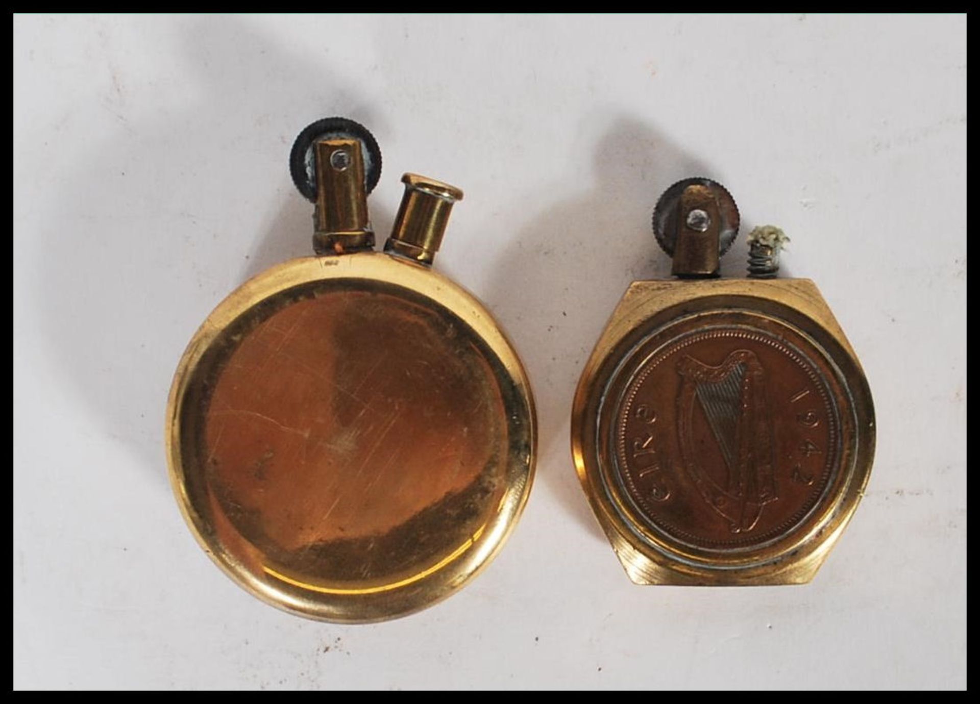 Two 20th Century military WW2 trench art brass lighters of round form one inset with a British coin, - Bild 2 aus 5