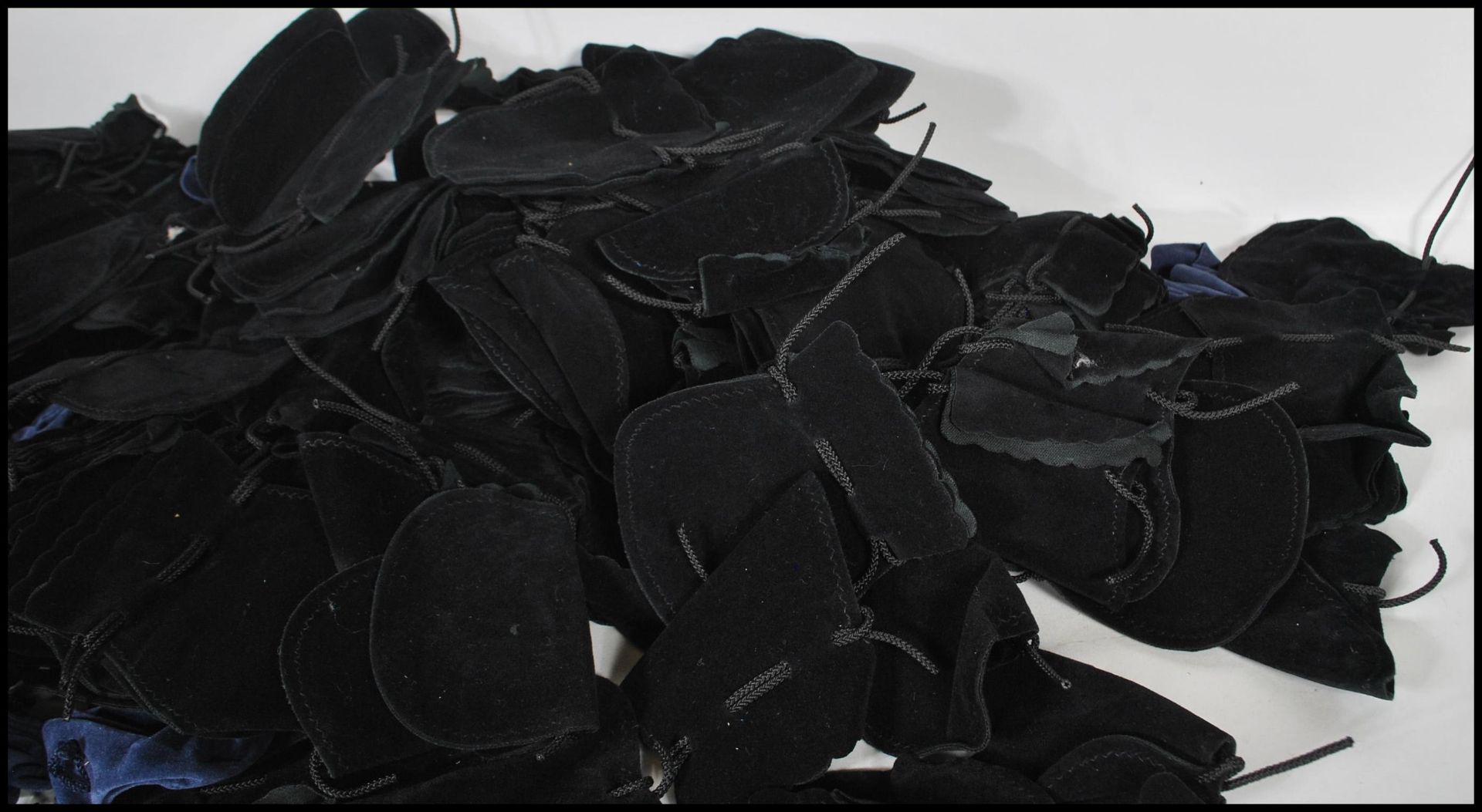 A bag of 20th Century velvet jewellery pouches ( approx 225 in total ). All with string in black - Bild 5 aus 5