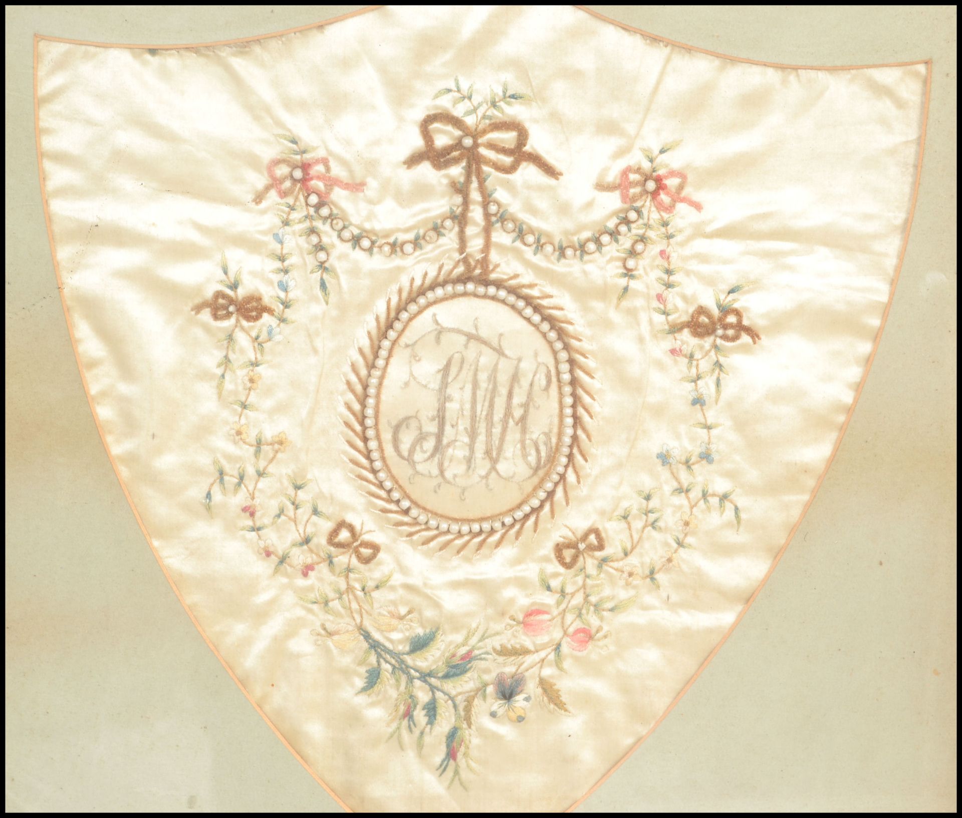 An early / mid 19th Century silk embroidery panel sampler having a central circular panel - Bild 2 aus 4