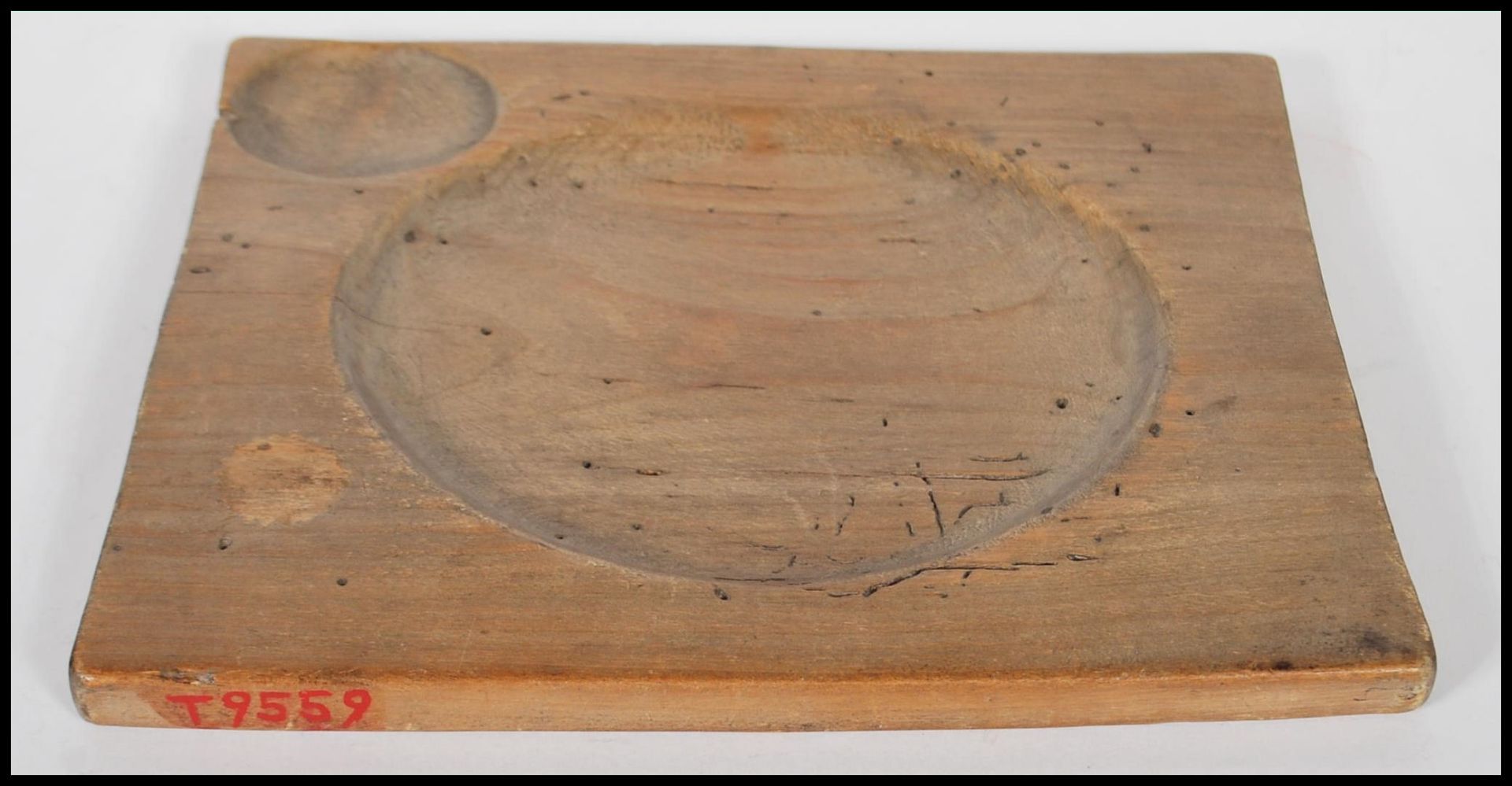 A rare 16th century antique wooden ' trencher ' plate. Carved from a solid oak plank, the plate - Image 2 of 4