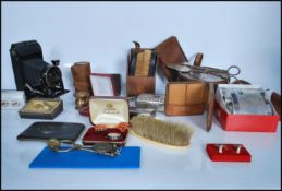 A group of mixed vintage curios / collectable items to include leather collar box and cased