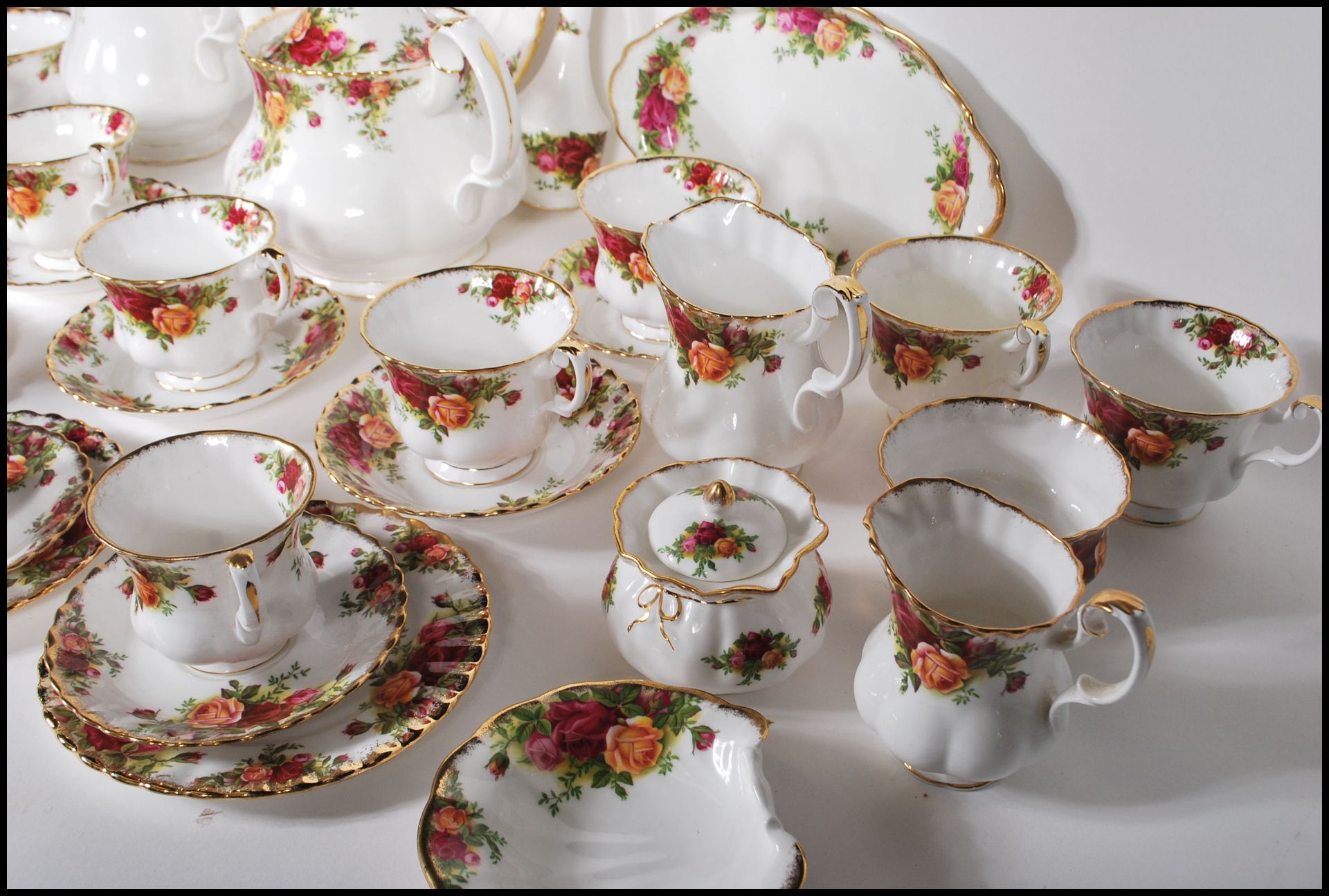 An extensive Royal Albert Old Country Roses tea service / dinner service having a white ground - Bild 9 aus 11