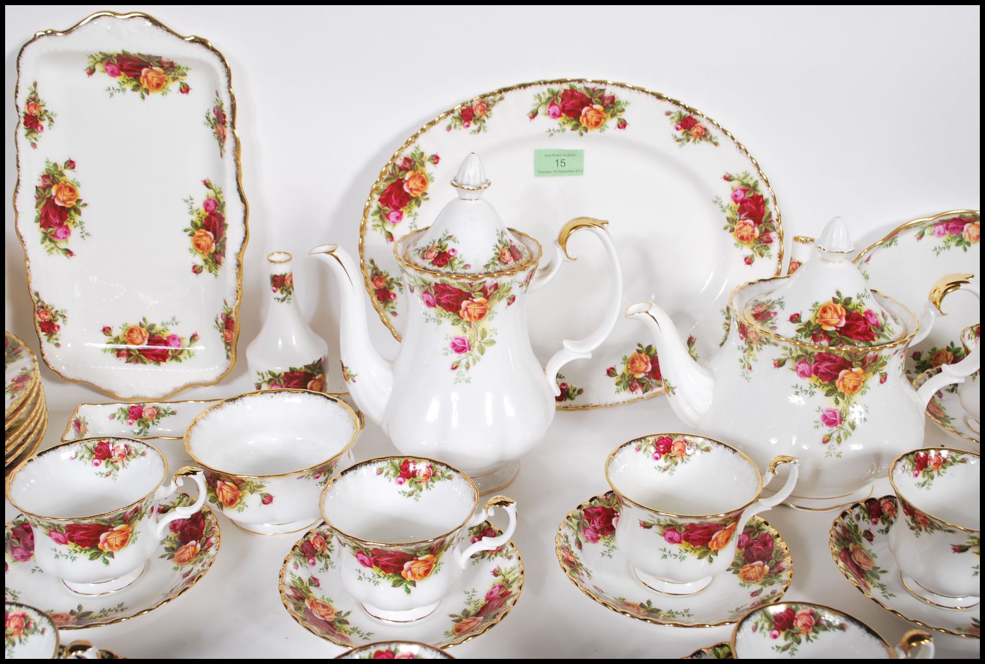 An extensive Royal Albert Old Country Roses tea service / dinner service having a white ground - Bild 4 aus 11