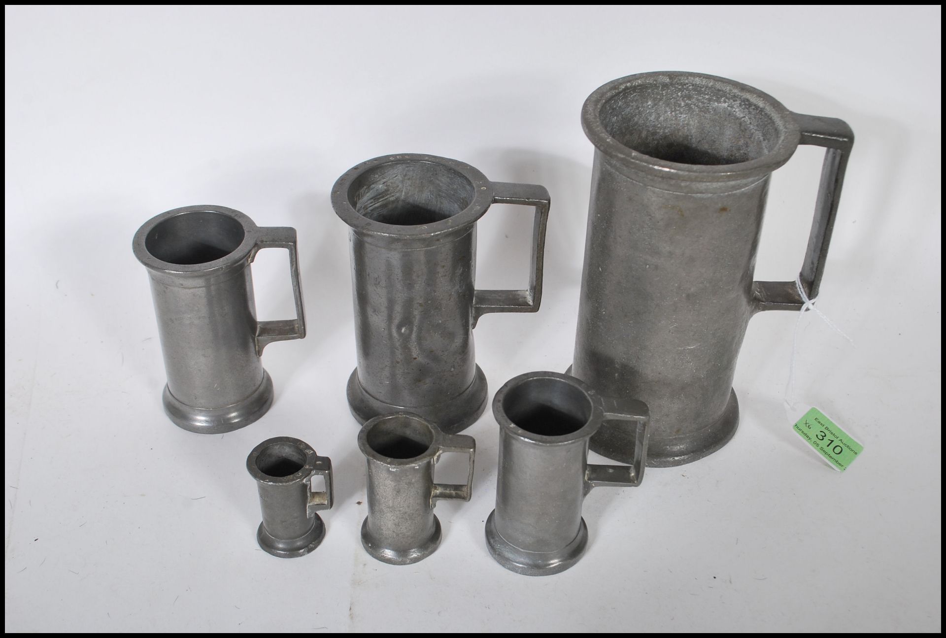 A set of six graduating 18th / 19th Century French apothecary pewter measuring cups. Each measure - Bild 2 aus 6