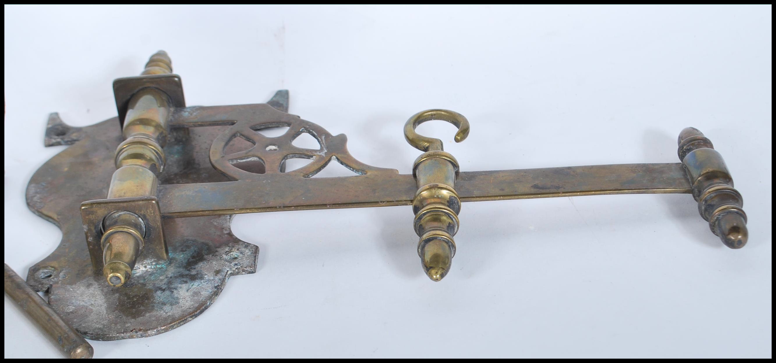 A small group of vintage brass brackets to include - Image 4 of 4