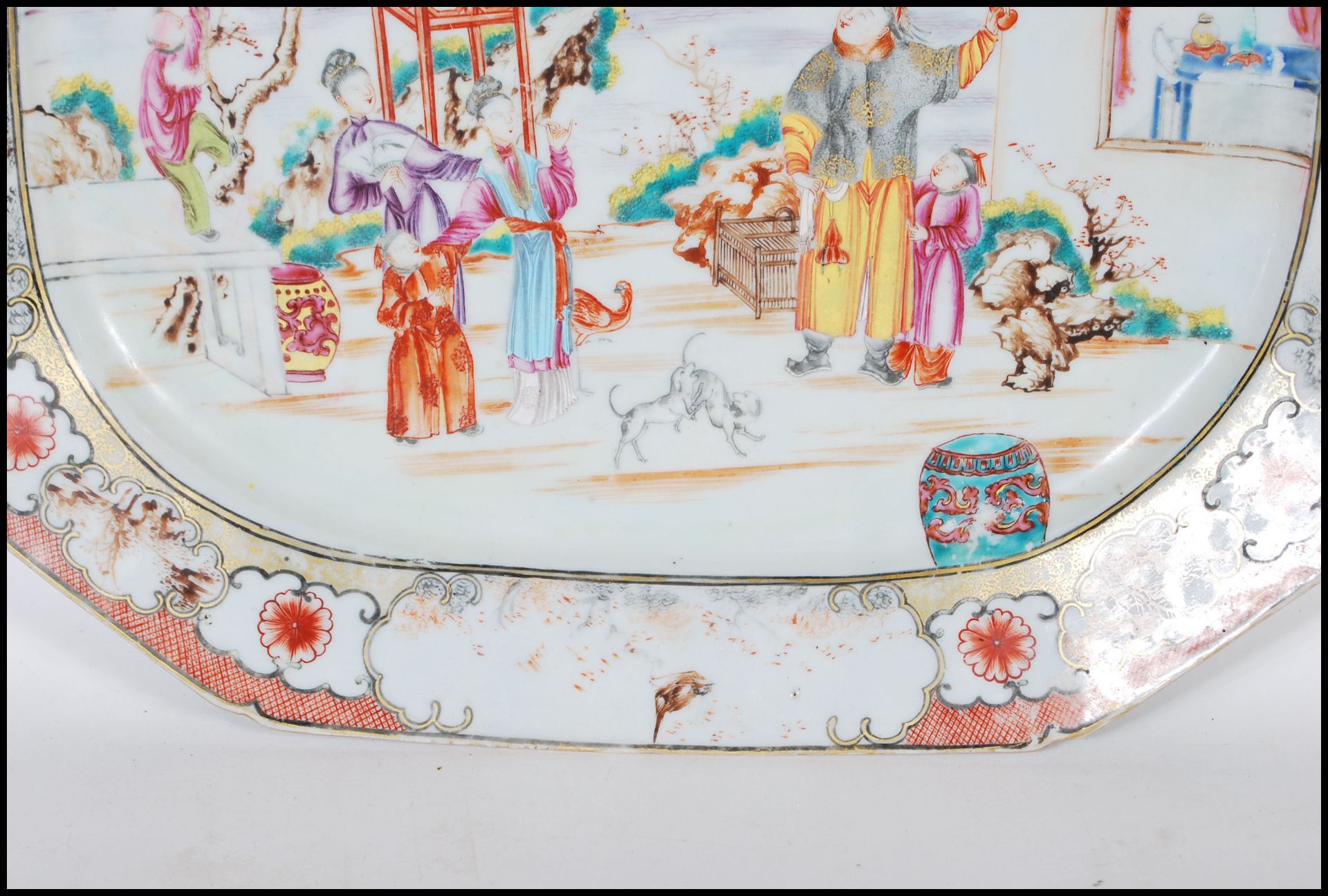 A 18th Century circa 1780 Qing Dynasty famille rose serving platter plate depicting a court yared - Bild 4 aus 6