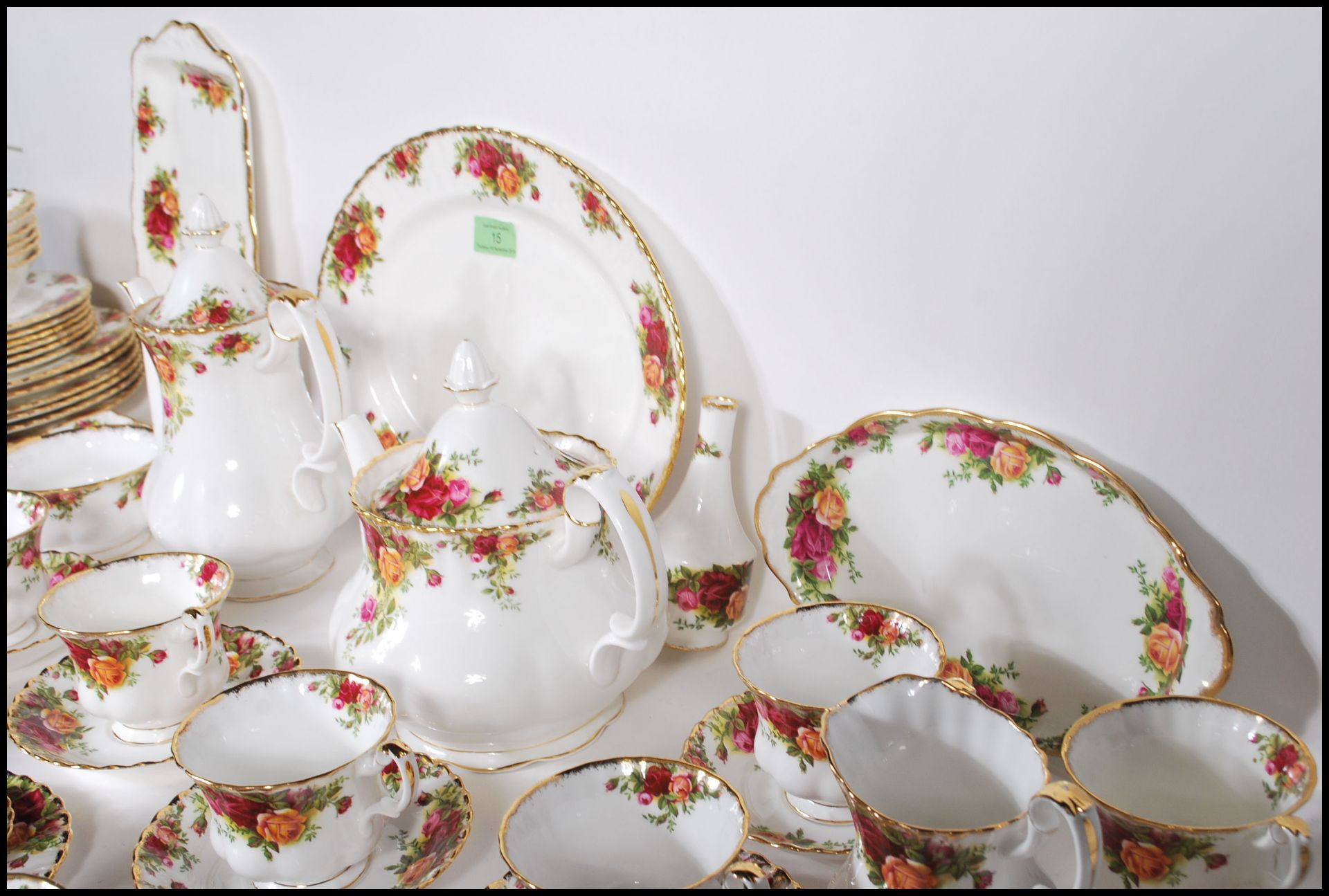 An extensive Royal Albert Old Country Roses tea service / dinner service having a white ground - Bild 10 aus 11