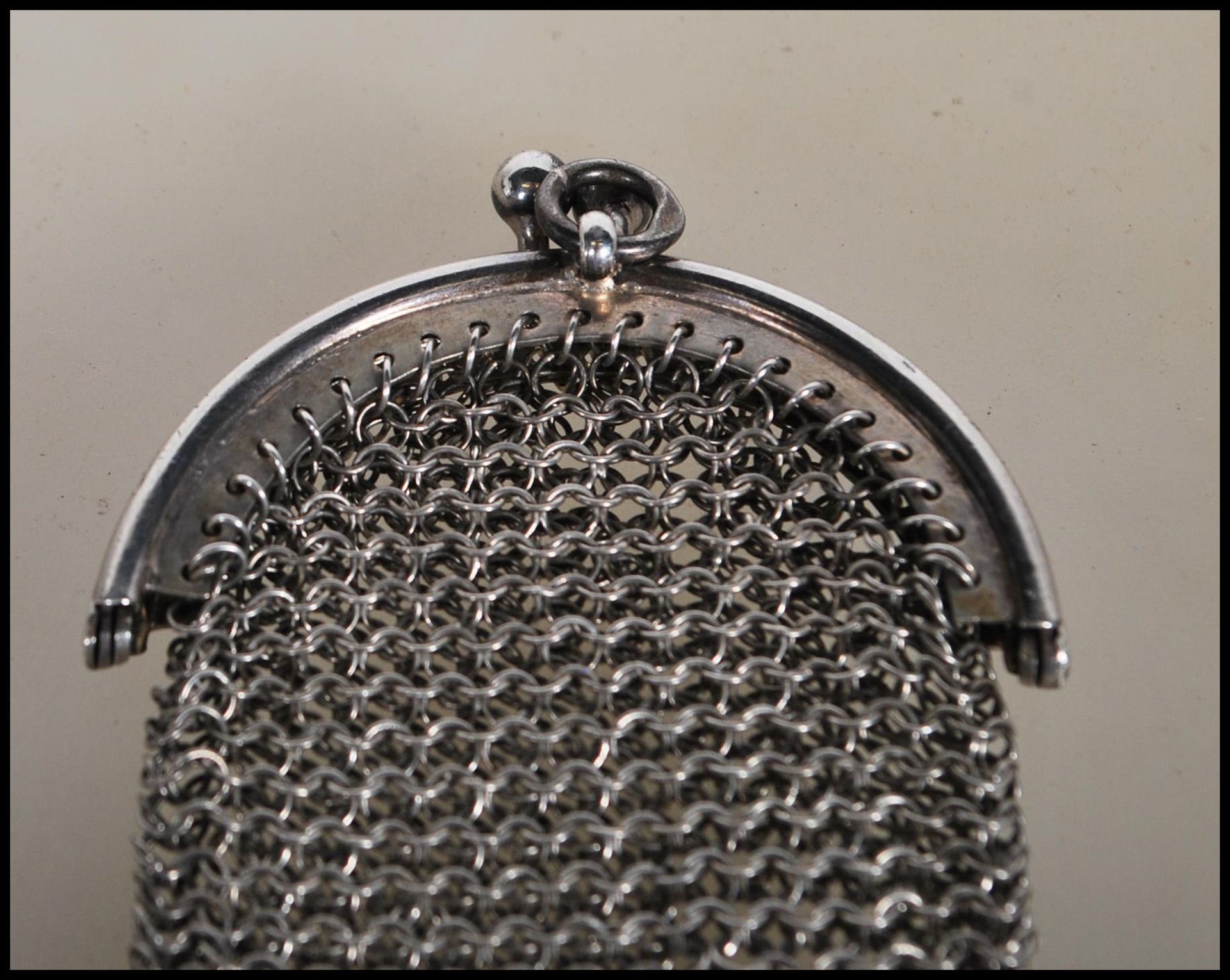A stamped 935 continental silver penny / coin purse having a chain link body with purse clasp to the - Bild 4 aus 6