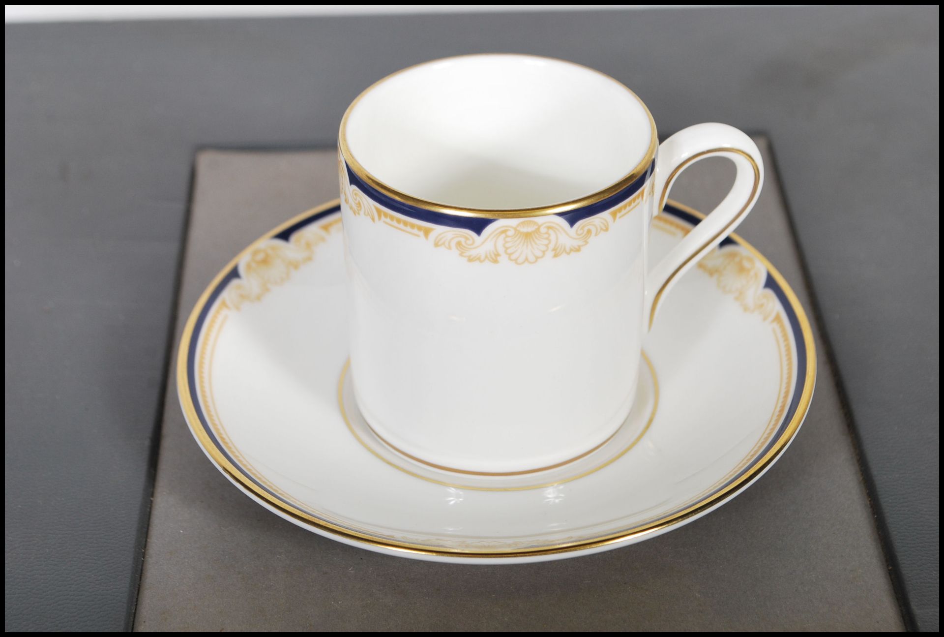 A cased Wedgwood bone China coffee can service for six in the Cavendish pattern. Gilt and cobalt - Bild 4 aus 7