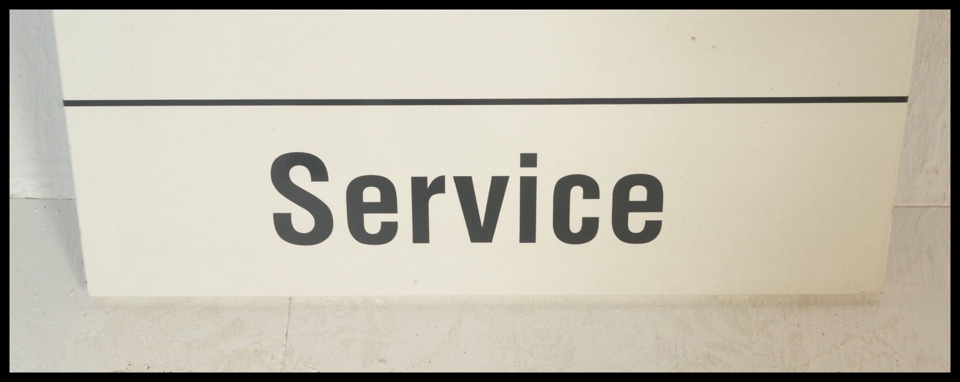 A 20th Century Renault garage showroom sign having a white finished ground with Renault in black - Bild 3 aus 4