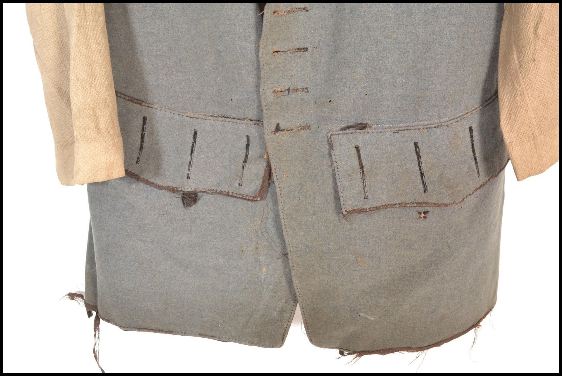 An 18th Century Georgian gentleman's overcoat / frock coat, being hand stitched with each panel made - Bild 5 aus 9