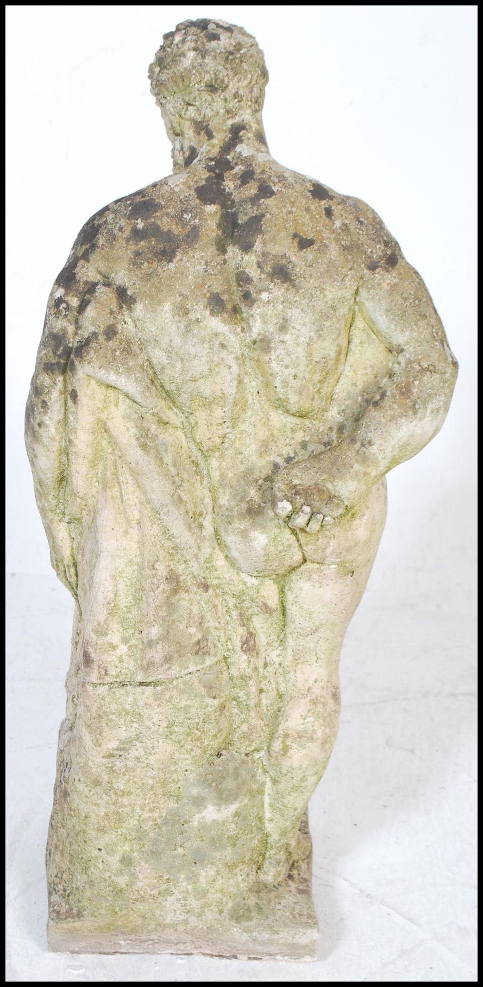 A 20th Century well weathered reconstituted stone garden statue figure of Hercules, leaning - Bild 3 aus 5