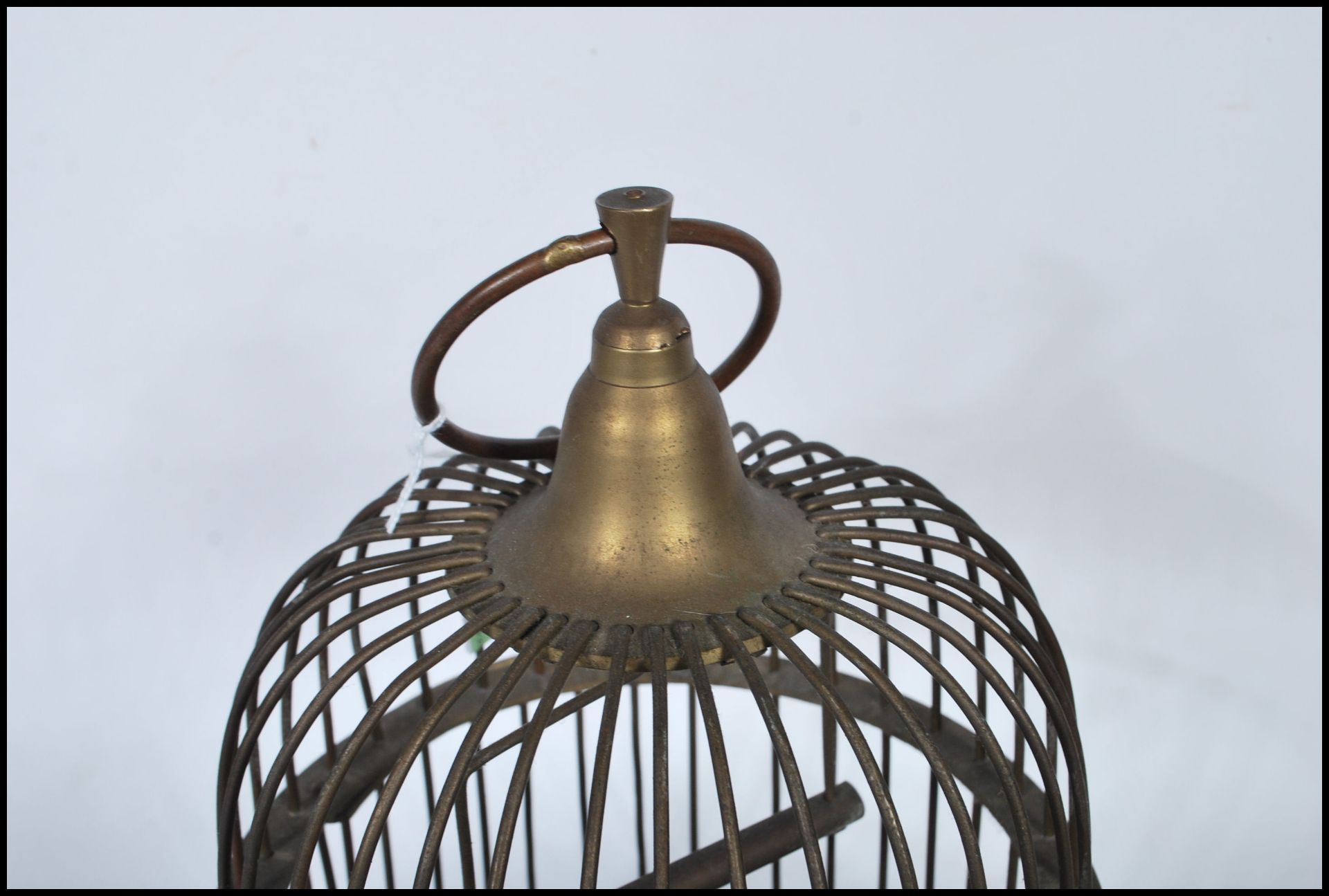 A Victorian-style brass bird cage, being of cylindrical form with domed top having a suspension ring - Bild 5 aus 6