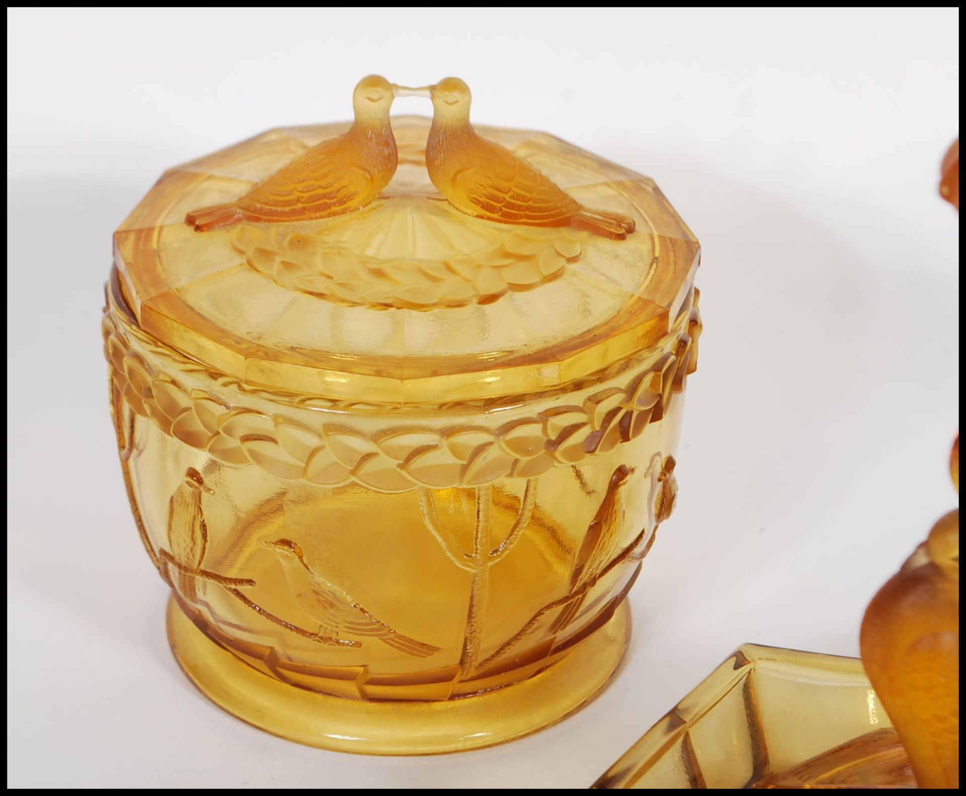 An early 20th Century Art Deco 1930's amber glass dressing table vanity set consisting of - Bild 4 aus 5