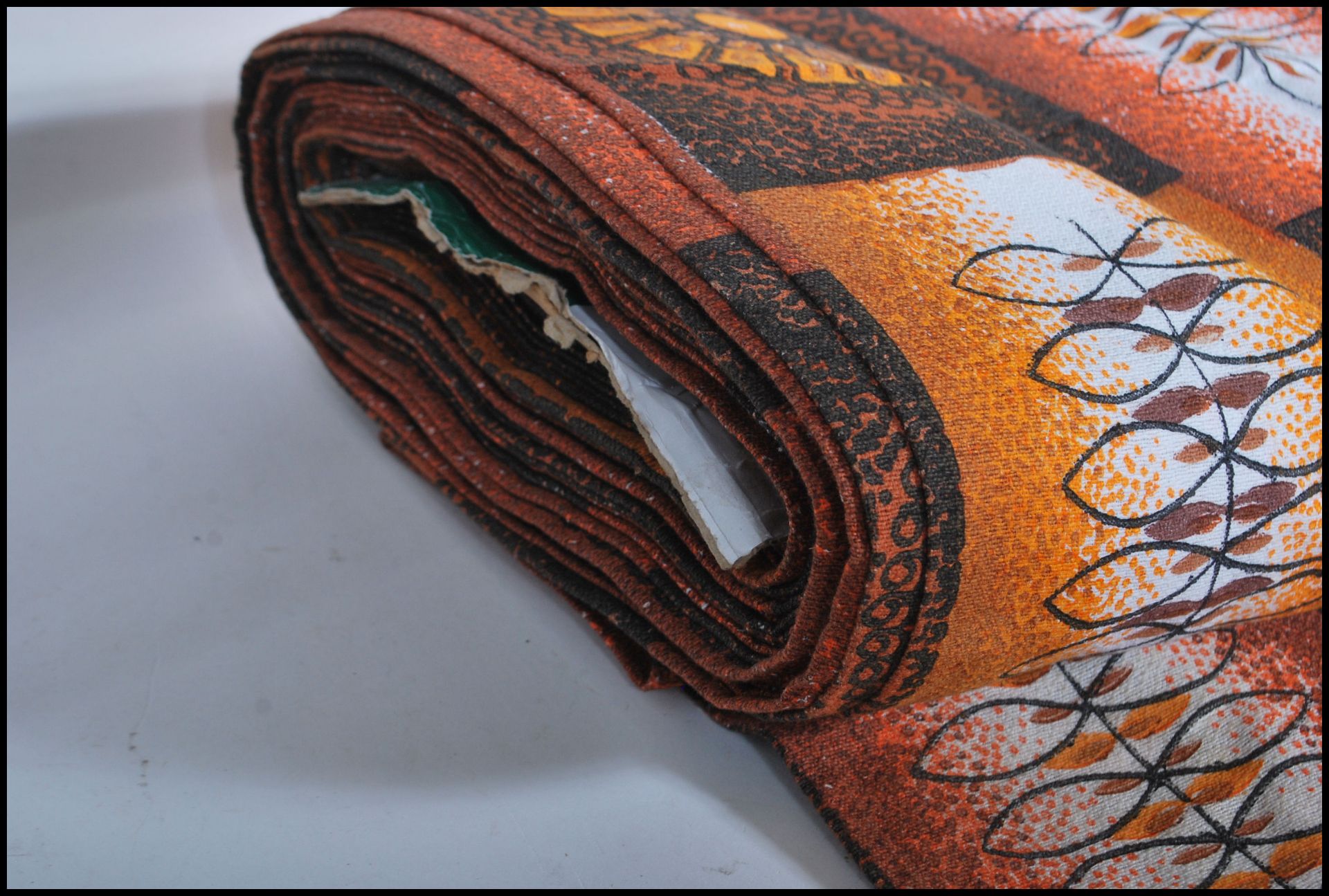 Interior design- A retro mid 20th Century roll of fabric in orange and brown colour with various - Bild 4 aus 5