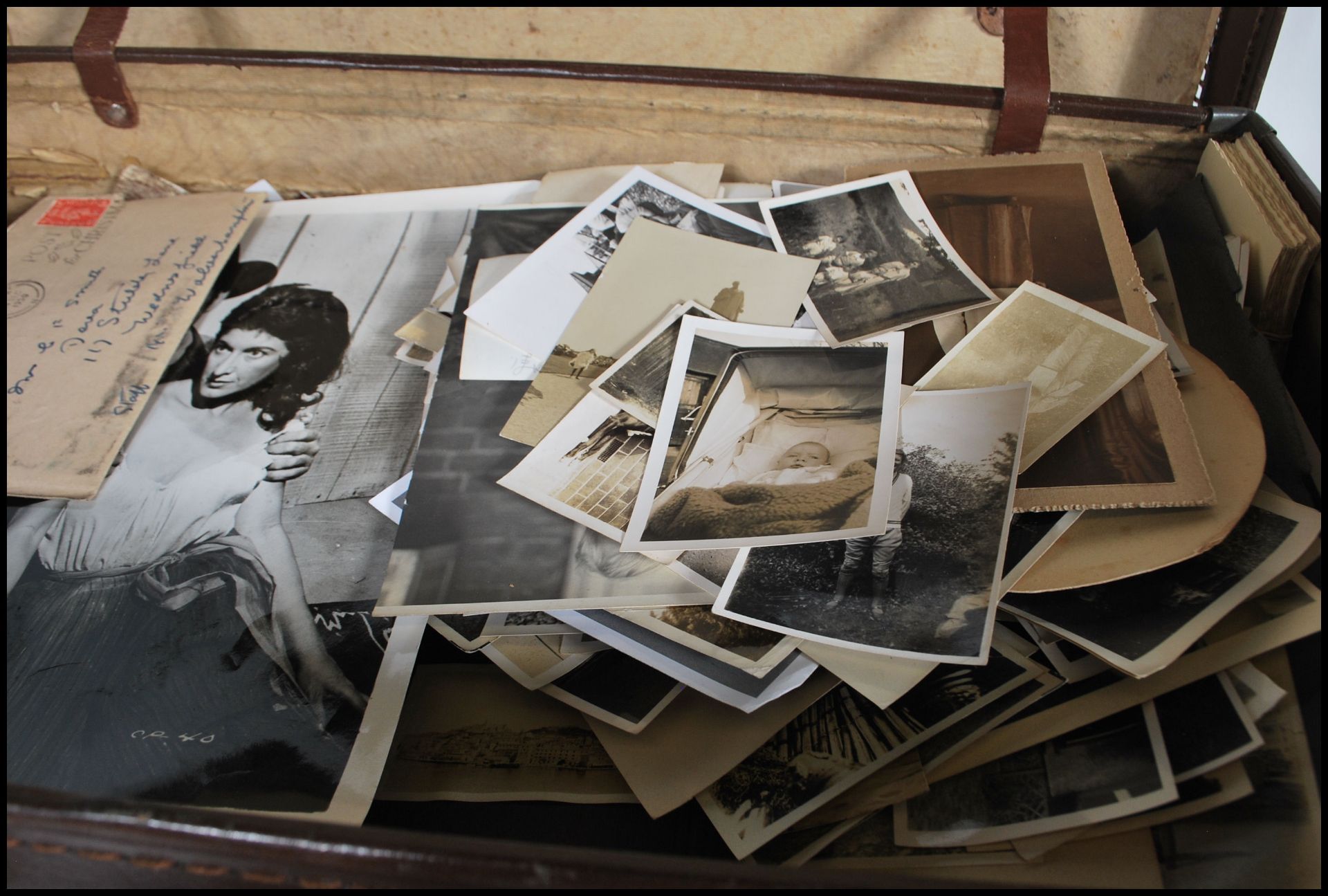 A Vintage Cowhide leather suitcase containing hundreds of black & white photographs. Sizes range - Bild 3 aus 4