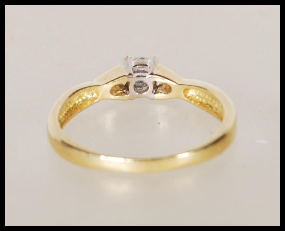 A hallmarked 18ct yellow gold solitaire diamond ring having decorative cross over shoulders with a - Image 3 of 5