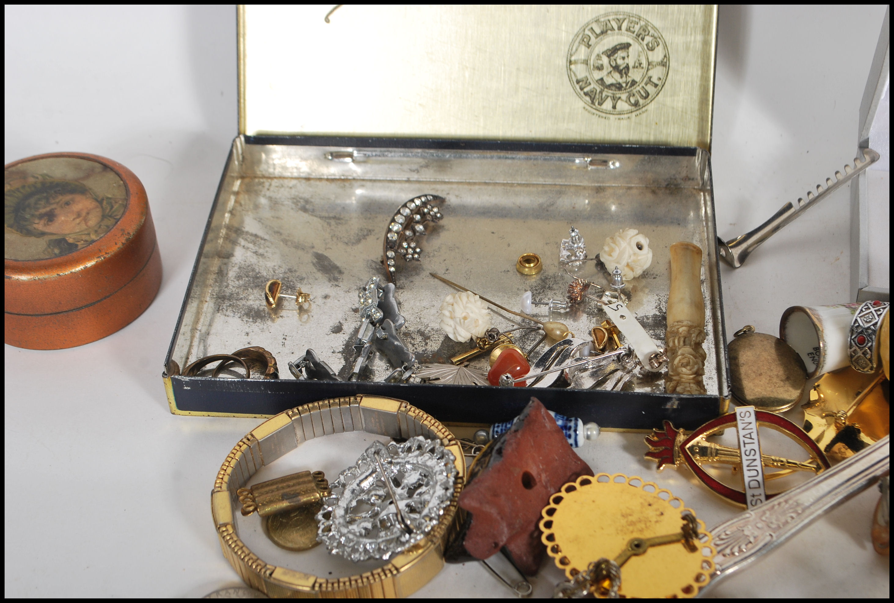 A collection of vintage costume jewellery to include a pair of stamped 925 silver earrings set - Image 3 of 7