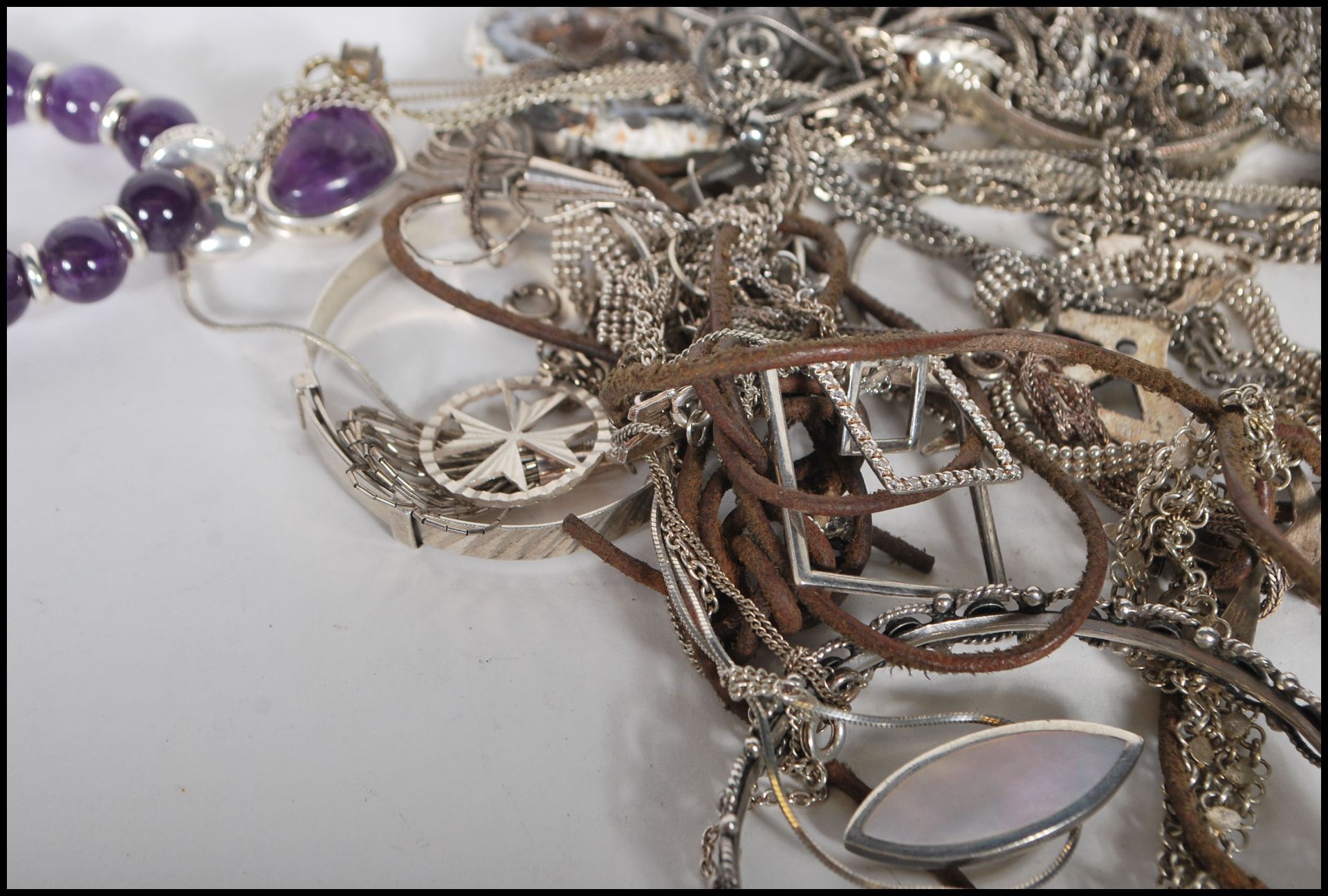 A large collection of silver and silver white metal jewellery to include a good selection of - Bild 3 aus 9