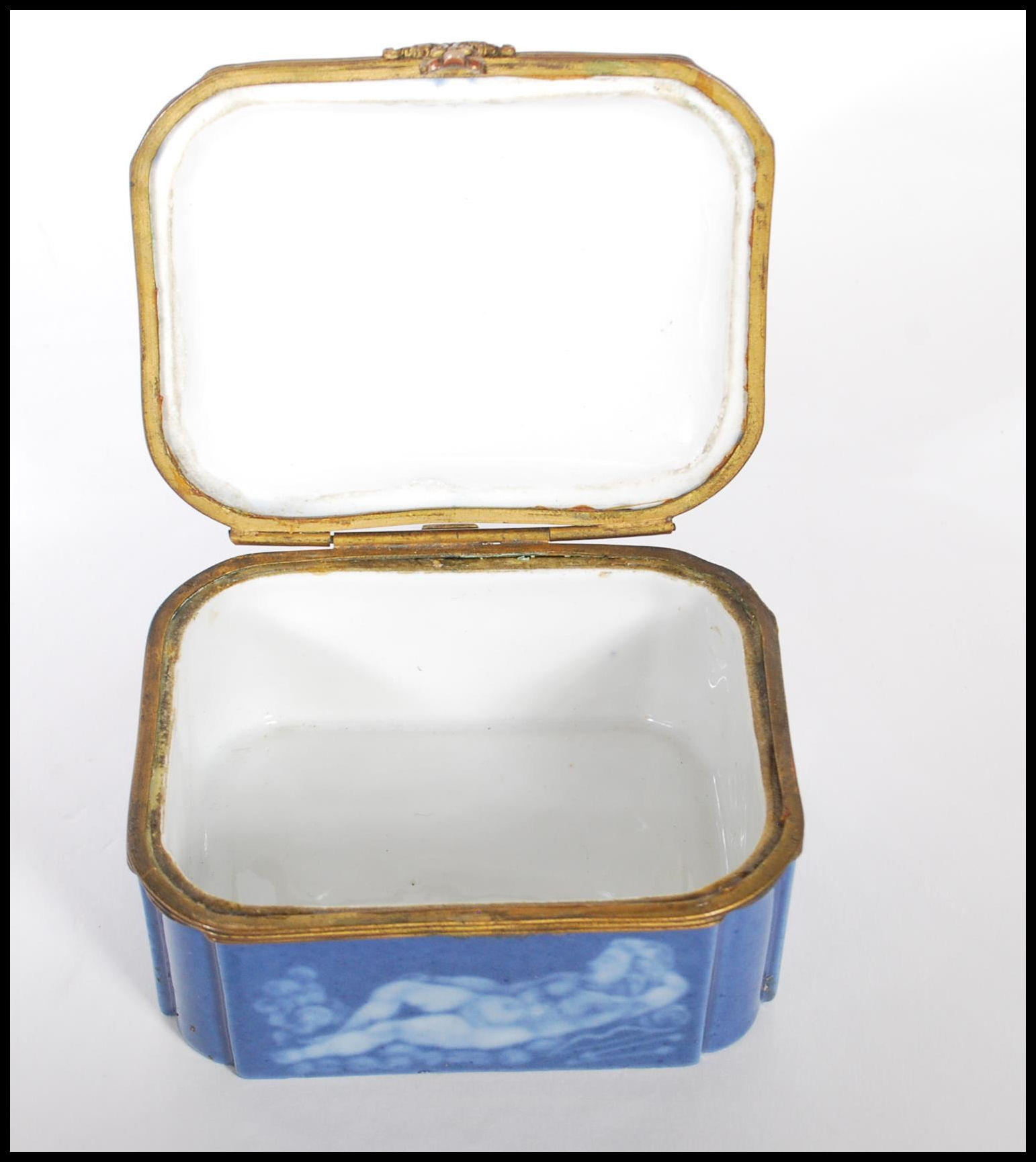 An early 20th Century continental German porcelain blue ceramic casket / trinket box with a pat - Image 8 of 9